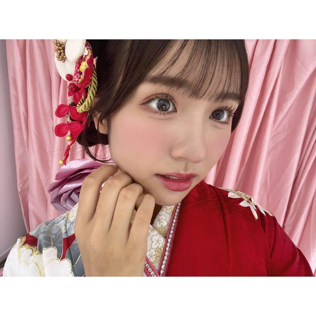 清水あす香さんのインスタグラム写真 - (清水あす香Instagram)「KIMONO LARMEさんの撮影に行ってきました🎀  人生で1度は着たいと思っていた王道レッド♥️ まさかこんなにもはやく着ることが出来るとは思いませんでした(><) 鮮やかだけど深みのある赤色に大きな花が相性抜群でとても可愛かったです🤍  念願のLARME撮影に可愛すぎる空間、とても幸せな時間でした💞  写真厳選できなかったので沢山載っけちゃいます(,,- -,,)  @larmemagazine   #LARME #KIMONOLARME #ラルム #着物ラルム #振袖 #振袖ヘア #振袖レンタル #振袖前撮り #振袖コーディネート #成人式 #成人式振袖」10月13日 17時25分 - asu_asu_51000