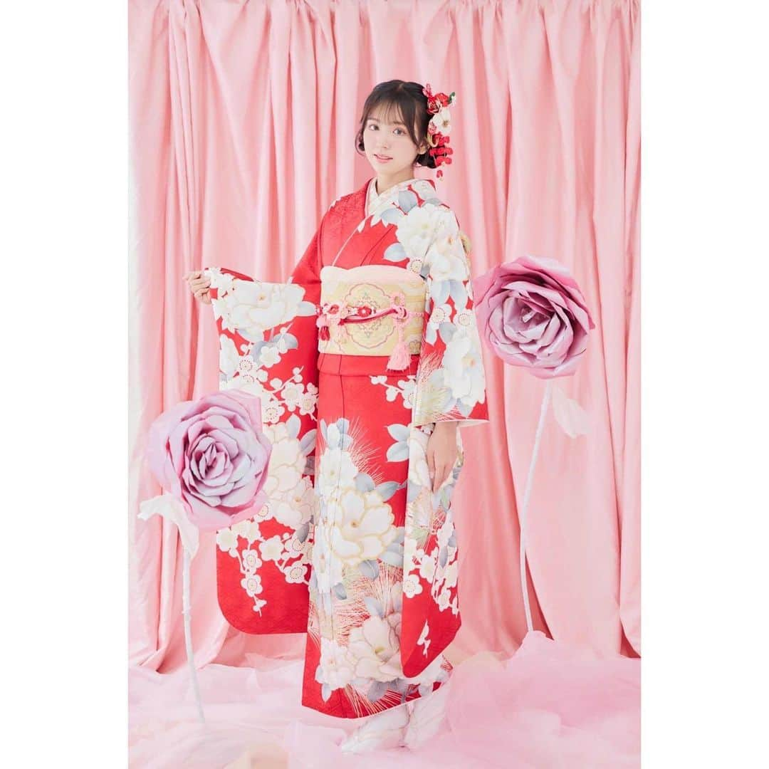 清水あす香さんのインスタグラム写真 - (清水あす香Instagram)「KIMONO LARMEさんの撮影に行ってきました🎀  人生で1度は着たいと思っていた王道レッド♥️ まさかこんなにもはやく着ることが出来るとは思いませんでした(><) 鮮やかだけど深みのある赤色に大きな花が相性抜群でとても可愛かったです🤍  念願のLARME撮影に可愛すぎる空間、とても幸せな時間でした💞  写真厳選できなかったので沢山載っけちゃいます(,,- -,,)  @larmemagazine   #LARME #KIMONOLARME #ラルム #着物ラルム #振袖 #振袖ヘア #振袖レンタル #振袖前撮り #振袖コーディネート #成人式 #成人式振袖」10月13日 17時25分 - asu_asu_51000