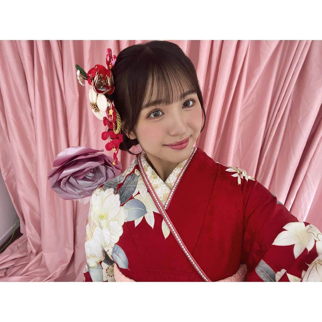 清水あす香さんのインスタグラム写真 - (清水あす香Instagram)「KIMONO LARMEさんの撮影に行ってきました🎀  人生で1度は着たいと思っていた王道レッド♥️ まさかこんなにもはやく着ることが出来るとは思いませんでした(><) 鮮やかだけど深みのある赤色に大きな花が相性抜群でとても可愛かったです🤍  念願のLARME撮影に可愛すぎる空間、とても幸せな時間でした💞  写真厳選できなかったので沢山載っけちゃいます(,,- -,,)  @larmemagazine   #LARME #KIMONOLARME #ラルム #着物ラルム #振袖 #振袖ヘア #振袖レンタル #振袖前撮り #振袖コーディネート #成人式 #成人式振袖」10月13日 17時25分 - asu_asu_51000