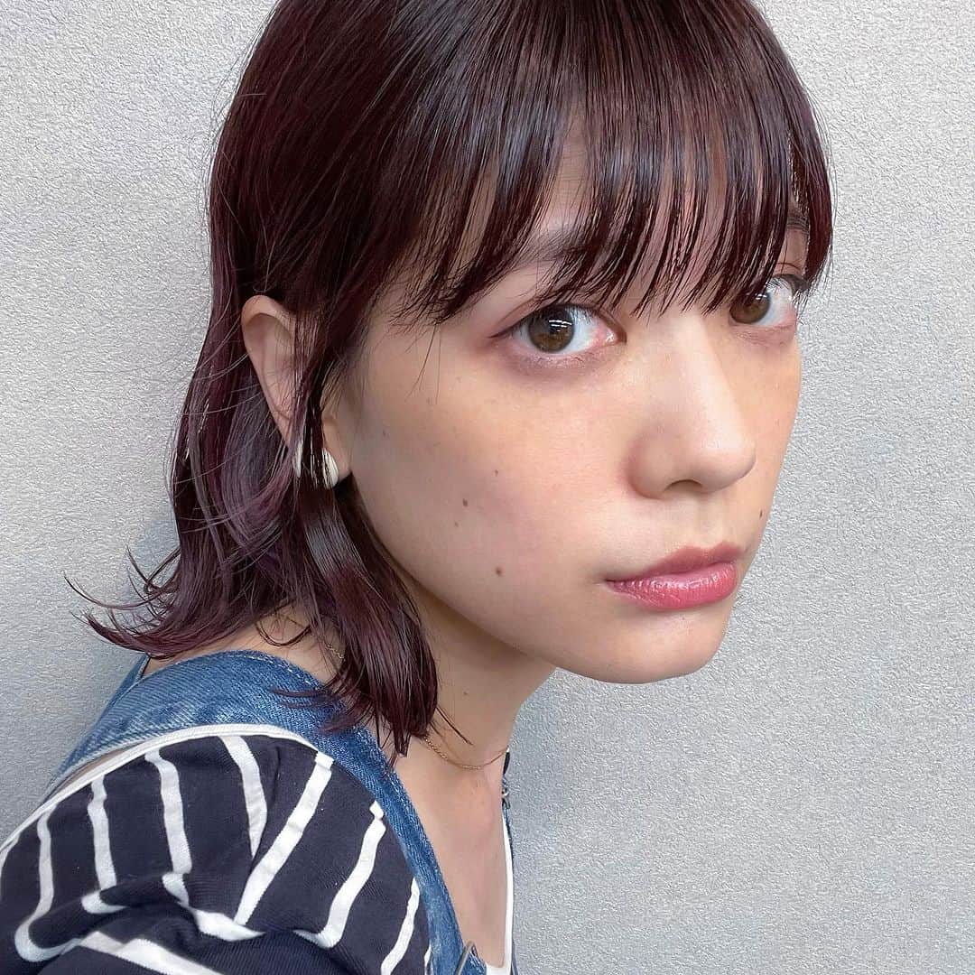 石川瑠利子のインスタグラム：「. またまた @8787__f にカラーをお願いしましたっ🙆🏻‍♀️💞 赤系？うーん、パープルもいいなぁ😇という無茶ぶりに今回も見事にすんばらしい色にしてくれました❣️ いつもありがとーう💗💗💗  髪伸びたなぁ🥹 そろそろパーマかなぁ✨ . .」