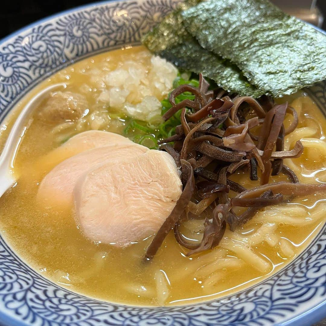 藤田琢己のインスタグラム：「thick chicken soup ramen Haruichi, in Akebonobashi.  濃厚鶏そば 晴壱、曙橋でナレーション仕事の時たまに行きます。名前の通りで美味しいです。 #ramen #鶏白湯」