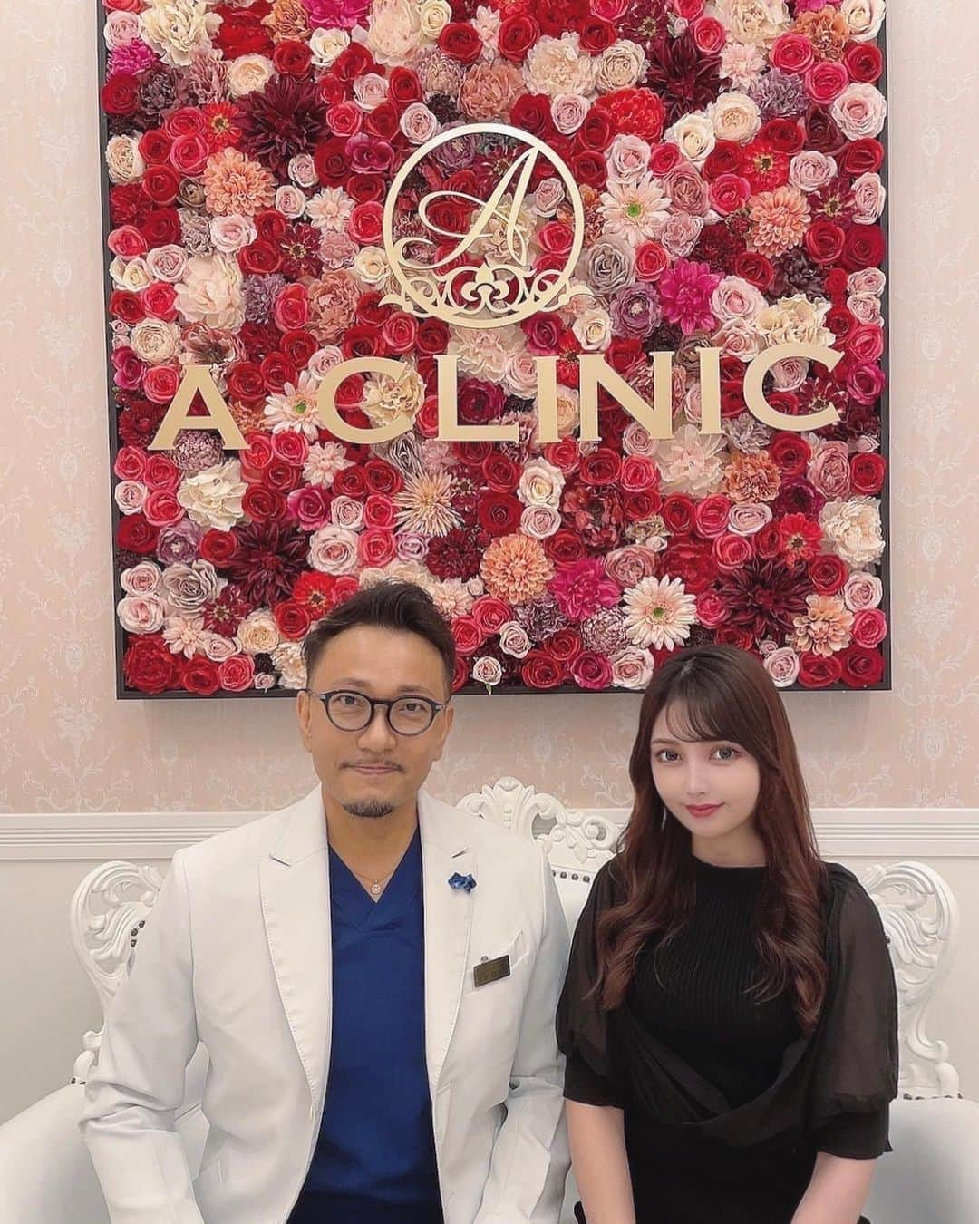 いーちゃんさんのインスタグラム写真 - (いーちゃんInstagram)「. . @a_clinic_nagoya の 住田先生担当 @aclinic_sumita で 気になってた1day小顔脂肪吸引受けて10日経過🤍 . 口元のもたつき、左右差、横顔のフェイスラインの 出方が気になっていたけど施術後すぐにシュッとして 左右差も事前に伝えてあったので調整してくれました✨️ 口元のもたつきも前よりスッキリして 口角が上がりやすい感じに✌🏻 . 施術中は麻酔で痛みは無くて先生も看護師さんも途中で 声掛けしていただいたりと終始リラックスできました👼💛 体感10分ぐらいであっという間に終了😳 直後からシュッとして腫れ痛みは無くて すぐ出掛けられるしご飯も食べに行ける☺️🫶🏻 . ダウンタイムが無くて気軽にできるのが魅力❤️‍🔥 痩せた感じと言われるし写真を撮った時も スッキリしていて自分でも違いがわかりやすくて嬉しい🥰 美白や透明感が出る効果のあるフォトシルクプラスっていう お肌の施術も気になってる👀🤍 . . #住田篤紀 #aclinic #aクリニック #エークリニック #aclinic銀座 #aclinic横浜 #aclinic新宿#aclinic名古屋#aclinic大阪#aclinic池袋#aclinic福岡 #aclinic仙台 #美容外科 #美容皮膚科 #小顔 #美肌 #1day小顔脂肪吸引 #1day小顔 #脂肪吸引 #二重あご #フェイスライン #糸リフト #aスレッド #顔痩せ #部分やせ #小顔整形 #小顔になりたい #横顔美人」10月13日 17時35分 - echan_10