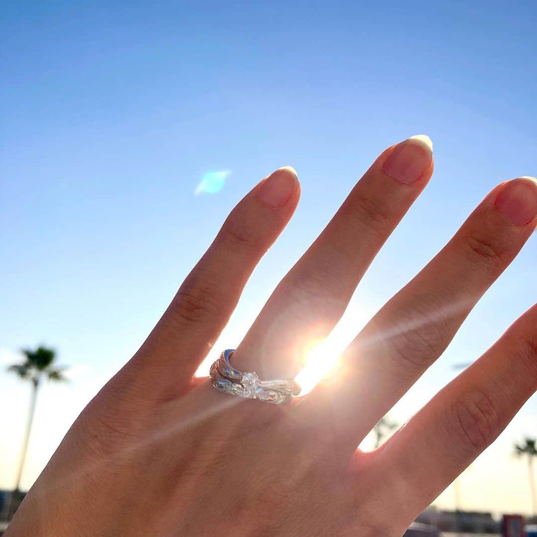 ハワイアンジュエリーのWailea（ワイレア）さんのインスタグラム写真 - (ハワイアンジュエリーのWailea（ワイレア）Instagram)「湘南店です🌴  Ringのご紹介です💍  こちらのリングはS字波ウェーブの デザインになっているので 海好きな方にはピッタリなリングです🌊  “波と共に幸せが訪れる” という意味が込められております✨  ご婚約指輪、結婚指輪、 ご記念でのリングにいかがでしょうか😌  Waileaでは18K商品が10%offとなる Fairを開催中でございます。 10/31までのFairとなります。  是非店頭でご覧くださいませ✨ ご来店心よりお待ちしております🌿  Engage ring 18KWG ¥436,700〜 Marriage ring 18KWG ¥188,760〜  #ワイレア #wailea #ハワイアンジュエリー #Hawaiianjewelry #オーダーメイド #マリッジ #エンゲージ #湘南」10月20日 21時00分 - wailea.hawaii