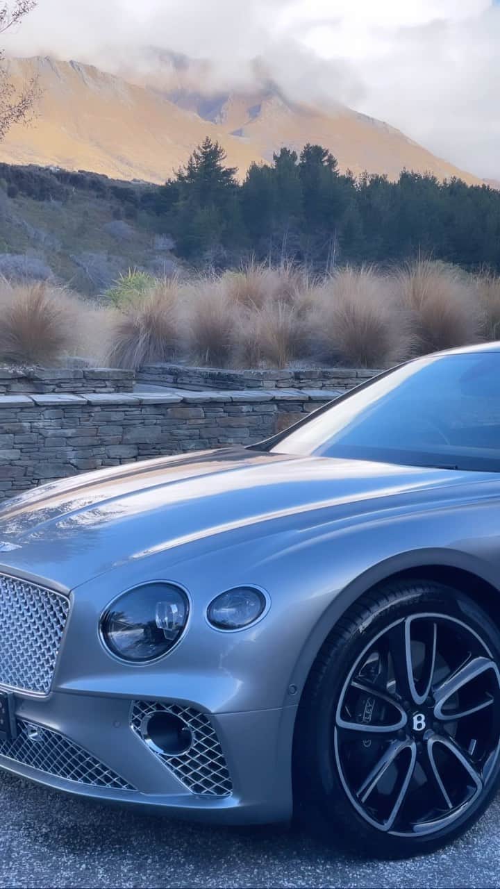 エリーローズのインスタグラム：「“Bentley Love At First Drive”  tour was truly something extraordinary.  Queenstown stole my heart🏔️  透き通った水をたたえたワカティプ湖のほとり、ドラマチックな山々に囲まれたクィーンズタウン。ニュージーランドの大自然に抱かれたベントレーとの旅は忘れられないものとなりました✨✨  @bentleymotors  #ベントレー #Bentley  #ExtraordinaryJourney」
