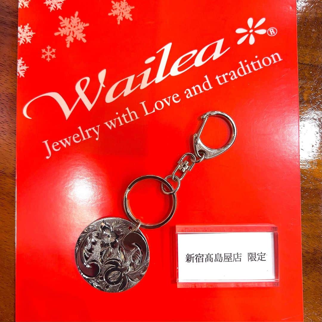 ハワイアンジュエリーのWailea（ワイレア）さんのインスタグラム写真 - (ハワイアンジュエリーのWailea（ワイレア）Instagram)「《Shinjuku Takashimaya Hale kuai》  もう少しでクリスマスの時期です。  1年頑張ったご自身へのご褒美や大切な人への贈り物にワイレアのハワイアンジュエリーはいかがでしょうか  ワンポイントでさりげなく着けて頂けるアイテムや存在感のあるアイテムまで様々なジュエリーを揃えております。  また新宿高島屋にはここでしか購入できない数量限定のキーホルダーもご用意しておりますので、ぜひ店頭でお待ちしております。  新宿高島屋限定キーホルダー　¥38,500(税込)  #wailea  #ワイレア  #ハワイ  #ハワイアンジュエリー  #hawaiianjewelry  #Shinjuku  #新宿高島屋  #リング  #ペンダント #バングル #オーダーメイドジュエリー #ペア #ペアジュエリー #クリスマス #プレゼント #ご褒美 #クリスマスプレゼント」10月19日 21時00分 - wailea.hawaii