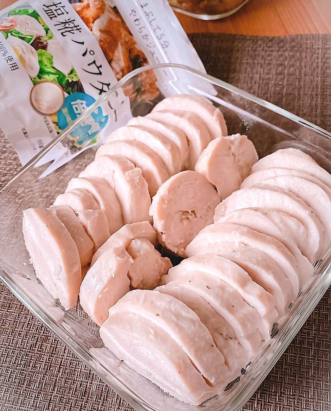 マルコメ株式会社公式インスタグラムさんのインスタグラム写真 - (マルコメ株式会社公式インスタグラムInstagram)「仕込み5分⏱ ̖́-‬塩糀パウダーで手軽に鶏ハム🐓 cooked by にゃんぺこさん (@nyan_pecoe)  @snapdish さんに投稿されたお料理から、#プラス糀塩糀パウダー を使った 鶏ハムをご紹介します。なんと鶏ハムの仕込みが５分！！時短で簡単で美味しい、嬉しい三拍子ですね♪ — この料理を詳しく見るにはこちら↓ https://snapdish.jp/d/4zGvHa 「あらゆるものを作りきってからメイン肉が仕込めるのは 気持ち的にも余裕ができてすっごく気持ちがラク～(◍︎´꒳`◍︎)🎶 」 -- #仕込み5分⏱ ̖́-‬塩糀パウダーで手軽に鶏ハム🐓 --- ◯作り方 ①ポリ袋に皮をとって観音開きにした鶏胸肉をいれ、お肉の重量の３％(100gに対して小さじ1)の塩糀パウダーを数回に分けてお肉にまぶします ②5分経ったら、ラップの上にお肉を広げてお好きなフレーバーソルトを両面に軽くまぶしてお肉をキャンディ状にラップで包みます ③鍋にお肉と被るくらいの水を入れ、火にかけ沸騰したら吹きこぼれないくらいに火を落とし、10分前後茹でて火から下ろし、余熱で火を通したら出来上がり( ´ ▽ ` )ﾉ -- 〇ワンポイントアドバイス 私は火の通りを気にして長めに茹でたりしますがそれでもしっとり(๑•̀ㅂ•́)و✧  〇コメント 生塩糀は下味冷凍とか余力がある時や後日調理したいものに(๑•̀ㅂ•́)و✧ 塩糀パウダーはその日のメインを手早く作りたい時に(๑•̀ㅂ•́)و✧ 上手に使い分けして塩糀ちゃんと仲良く美味しく日々のごはんを堪能するぞ～(ﾉ≧∀≦)ﾉ♥️ -- #マルコメ #marukome  #糀 #amazake #プラス糀 #簡単 #美味しい #ヘルシー  #料理好きな人と繋がりたい #レシピ  #instafood #おうちごはん #snapdish #おうち時間 #cooking #homemade #food  #塩糀 #塩糀パウダー #時短 #仕込み #鶏ハム #作り置き #5分で下ごしらえ #最強タイパ #倍速料理」10月13日 17時30分 - marukome_family