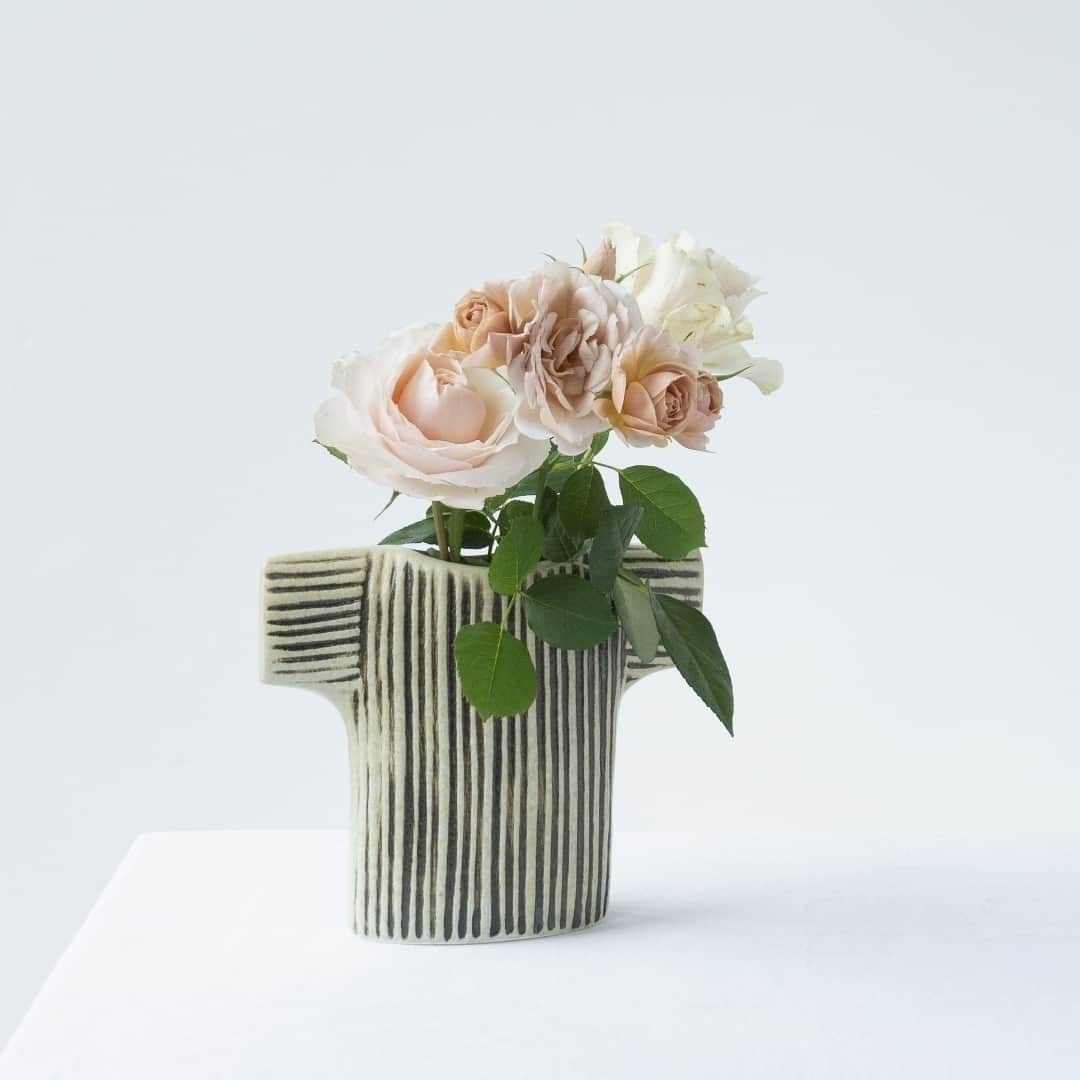 リサラーソンさんのインスタグラム写真 - (リサラーソンInstagram)「【花を着る花瓶】⁠ ⁠ 1990年代に作られたワードローブシリーズです。セーターをモチーフに作られていて、縦のストライプと渋いグリーン色が素敵です。オブジェとしても、お花を生けて花瓶としても使えます。⁠ ⁠  ベース セーター⁠ https://shop.tonkachi.co.jp/products/ll048⁠ ⁠ ================⁠ ⁠ トンカチストアはプロフィールのリンクよりご覧いただけます。⁠ ⁠ →@lisalarsonjp⁠ ⁠ ➡️TONKACHI STOREでもリサ・ラーソンの情報をお届けしております。⁠ ぜひフォローしてくださいね。⁠ →@tonkachi_store⁠ ⁠ ================⁠ ⁠ #LisaLarson #リサラーソン #tonkachi #トンカチ #tonkachistore #トンカチストア #🔨#Sweden #スウェーデン #北欧 #北欧インテリア #北欧雑貨 #北欧ライフスタイル #ceramic #陶器 #陶芸家 #作家  #gift #ギフト #暮らしを楽しむ #暮らし #セーター」10月13日 17時30分 - lisalarsonjp