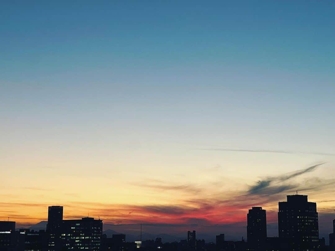 神崎恵のインスタグラム：「・ 空がキレイです。 今日も、今週も、おつかれさまでした。」