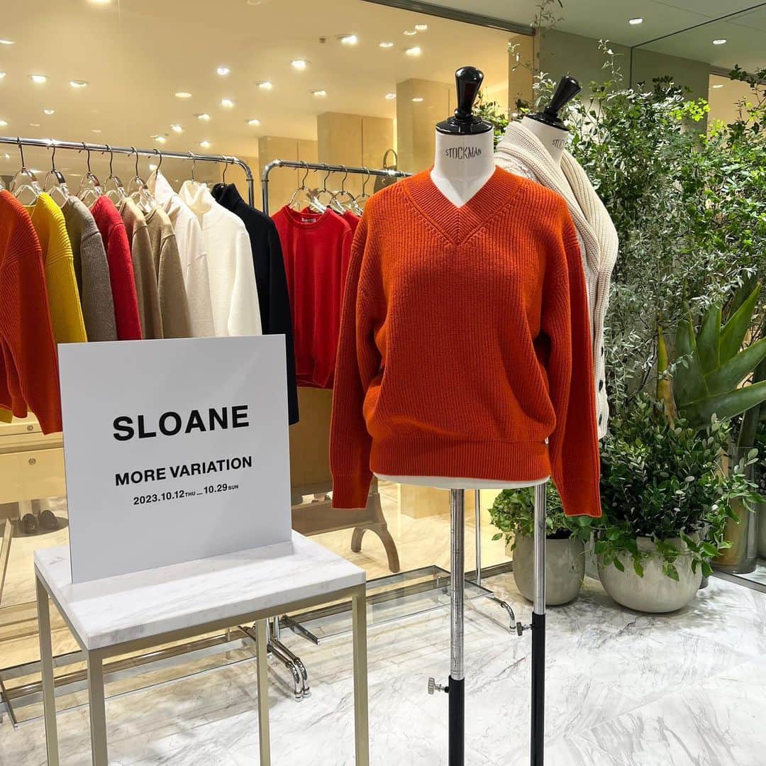 デミルクス ビームス 新宿のインスタグラム：「. ＜SLOANE MORE VARIATION＞ . 自分達が着ていて心地良いものを作りたいというコンセプトから始まったブランド〈SLOANE（スローン）〉。シンプルなデザインでありながらユニセックスで着用することができ、普段使いのコーディネートに重宝するベーシックなアイテムをメインに構成されています。  この度〈International Gallery BEAMS（インターナショナルギャラリー ビームス）〉メンズ、〈Demi-Luxe BEAMS（デミルクス ビームス）〉では、同ブランドのアイテムを豊富にご覧いただけるイベントを開催します。  メンズでは、定番のニットをはじめジャケットやジップアップブルゾンなど6型をご用意。ウィメンズでは、毎年人気のデザインから作成したニットワンピースをはじめ、このイベントのためにご用意したアイテムも登場します。また、期間中に同ブランドの商品をお買い上げの方にはノベルティを先着でプレゼント。  この貴重な機会を、どうぞお見逃しなく。  SLOANE × Demi-Luxe BEAMS 5ゲージ 天竺 ショート クルーネックニット ¥38,500 （税込） No. 64-15-0226-355  ※メンズ&ウィメンズ合同開催店舗、ウィメンズのみ開催店舗がございます。詳細は下記をご確認ください。 ※ノベルティは数量限定となっており、無くなり次第終了となります。予めご了承ください。 ※ビームス公式オンラインショップでは、10/12（木）10:00以降のご注文分がノベルティ配布の対象となります。  【メンズ&ウィメンズ合同開催】 開催期間：2023年10月12日(木)～10月29日(日) 開催店舗：ビームス ハウス 丸の内、ビームス ハウス 六本木  開催期間：10月12日(木)～11月12日(日) 開催店舗：ビームス公式オンラインショップ  開催期間：2023年11月3日(金)～11月12日(日) 開催店舗：ビームス ハウス 名古屋  【ウィメンズ開催】 開催期間：2023年10月12日(木)～10月29日(日) 開催店舗：ビームス ハウス 神戸、デミルクス ビームス 新宿、ビームス 池袋」