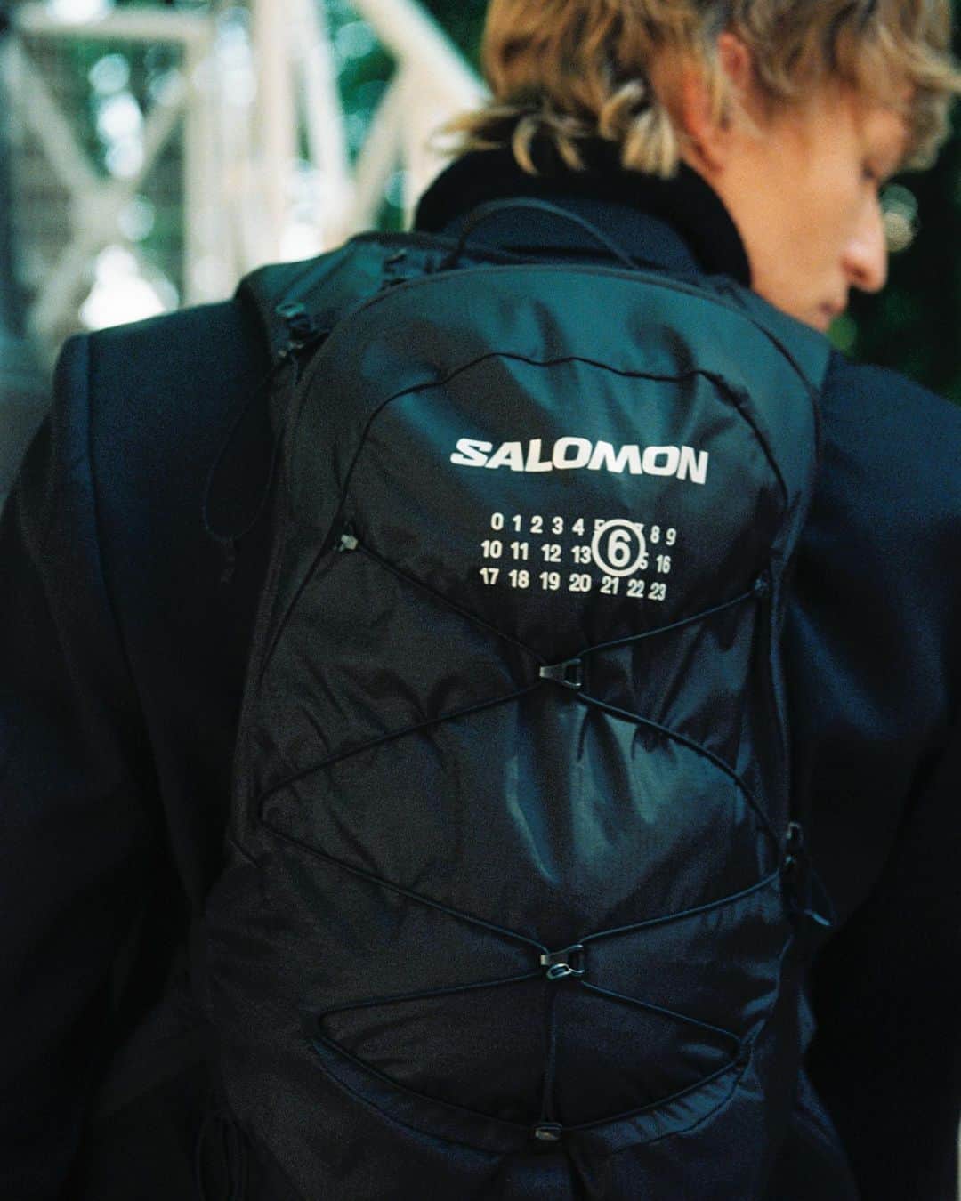 MM6 Maison Margielaさんのインスタグラム写真 - (MM6 Maison MargielaInstagram)「MM6 x Salomon now available in MM6 stores and online.  A testament to the spirit of hybridity at the collaboration’s core, the Cross Mid and the XT 15 backpack fuses the technical design language of performance wear with a distinctive silhouette proposal.」10月13日 17時33分 - mm6maisonmargiela