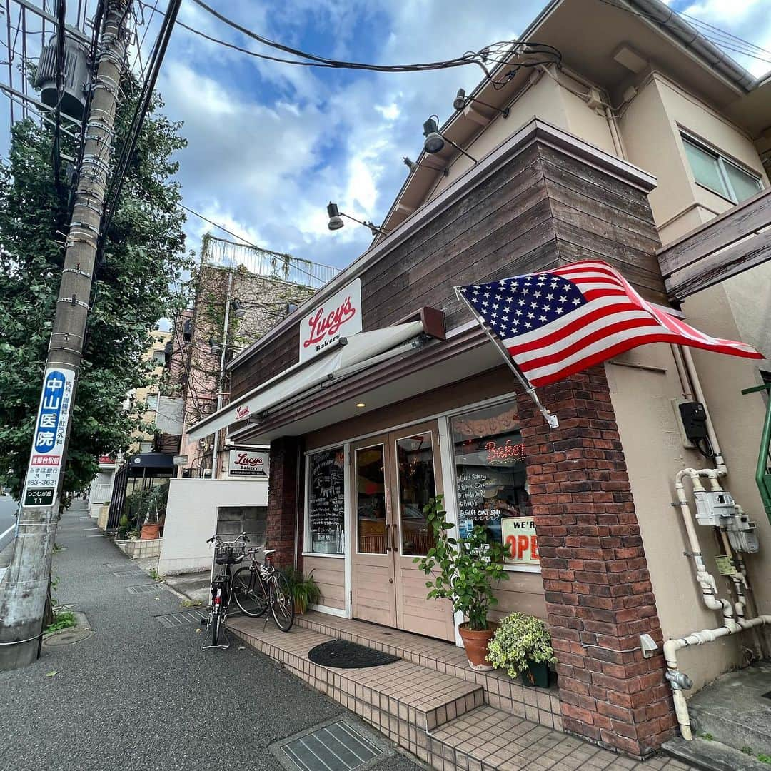 Aiさんのインスタグラム写真 - (AiInstagram)「. 𖠿Lucy's Bakery ⁡ つつじヶ丘にある アメリカンケーキ＆パイのお店𓌈˒˒ ⁡ 10月のマンスリーケーキ 「パンプキンクリームパイ」 かぼちゃ本来の美味しさが楽しめる ずっしり濃厚なかぼちゃパイ！ 見た目も綺麗で理想的✧* ⁡ レギュラーの「パンプキンブレッド」は かぼちゃを使用しているけど かぼちゃの味は特にせず、 水分量が多くしっとりしてふかふか♩ ⁡ どちらもボリュームがあるけど 甘さ控えめでぺろっと食べられますよ✧* ⁡ 𓂃𓈒𓏸 menu 𓂃𓈒𓏸 ■パンプキンクリームパイ／740円 ■パンプキンブレッド／740円 ■コーヒー／370円 ⁡ ˳◌* ┈ ┈ ┈ ┈ ┈ ┈ ┈ *◌˳ ⁡ Shop Lucy's Bakery @lucysbakery_official  ⁡ Address 住所：神奈川県横浜市青葉区つつじヶ丘11-1 ⁡ ⁡ ⁡ ˳◌* ┈ ┈ ┈ ┈ ┈ ┈ ┈ *◌˳ ⁡ #かぼちゃスイーツ #かぼちゃパイ #パンプキンパイ #カフェ巡り #カフェ部 #カフェ #カフェスタグラム #ルーシーズベーカリー #つつじヶ丘グルメ #つつじヶ丘カフェ #横浜グルメ #横浜カフェ #青葉区グルメ #青葉区カフェ #田園都市線グルメ #田園都市線カフェ #cafestagram #instafood #tokyo #tokyofoodie」10月13日 17時44分 - ai_mahalo