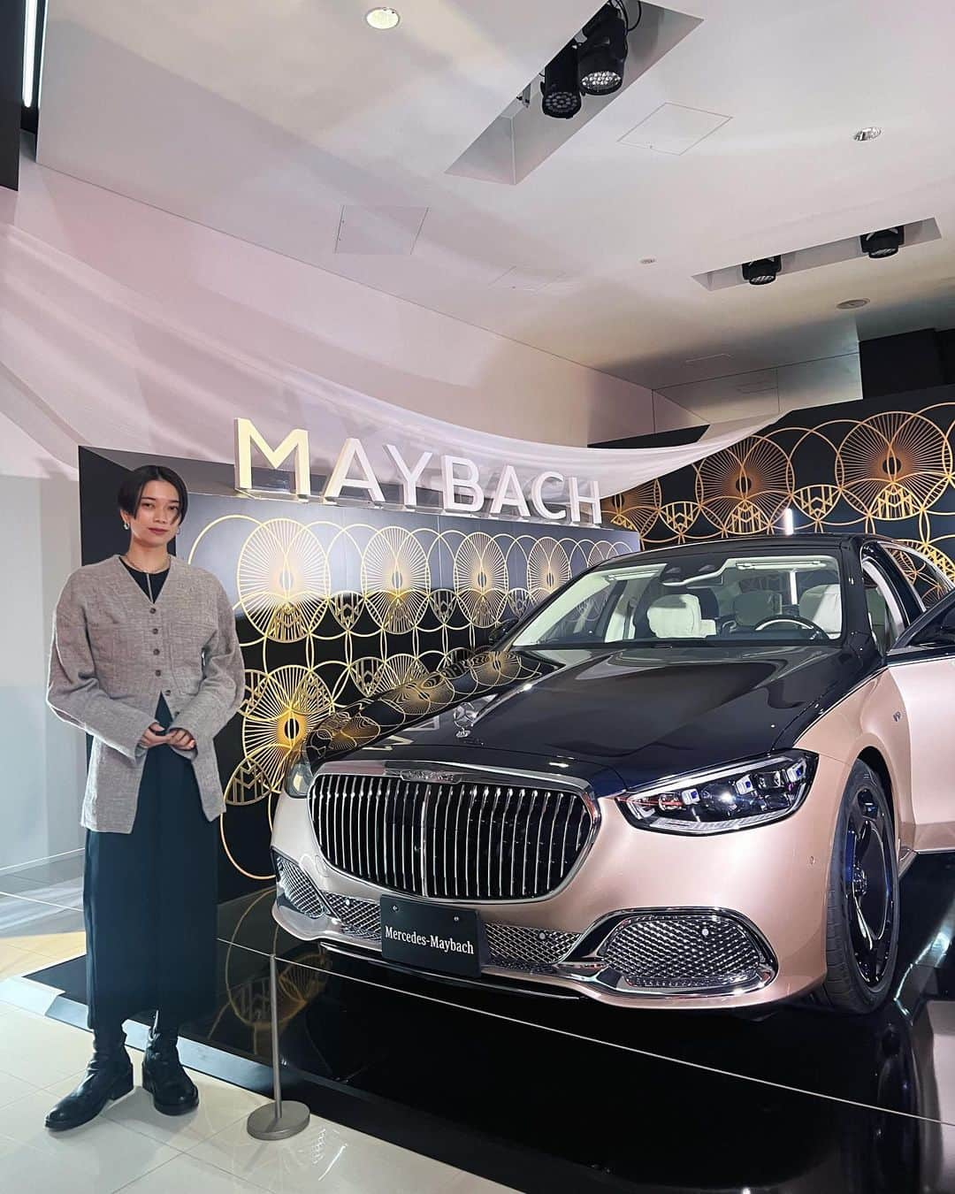 岩本ライラさんのインスタグラム写真 - (岩本ライラInstagram)「Mercedes-Maybach S-Class Haute Voiture reception party🥂  世界に150台、日本に３台のみの-Maybach S-Class Haute Voitureのお披露目会へ参加させて頂きました。 オートクチュールをイメージしたデザインはファッションの世界にいるようでトキメキました🤍  会場は @hideyaiida さんがプロデュースした秋の空間に包まれていてオーケストラの音と共に本当に素敵でした！ 久しぶりにお会いしたhideyaさんの作り出す雰囲気を直で見ることができて幸せです✨  #HauteVoiture #マイバッハ #MercedesMaybach #メルセデスベンツ #Mercedesbenz #メルセデスミー #pr」10月13日 17時44分 - lylaa05