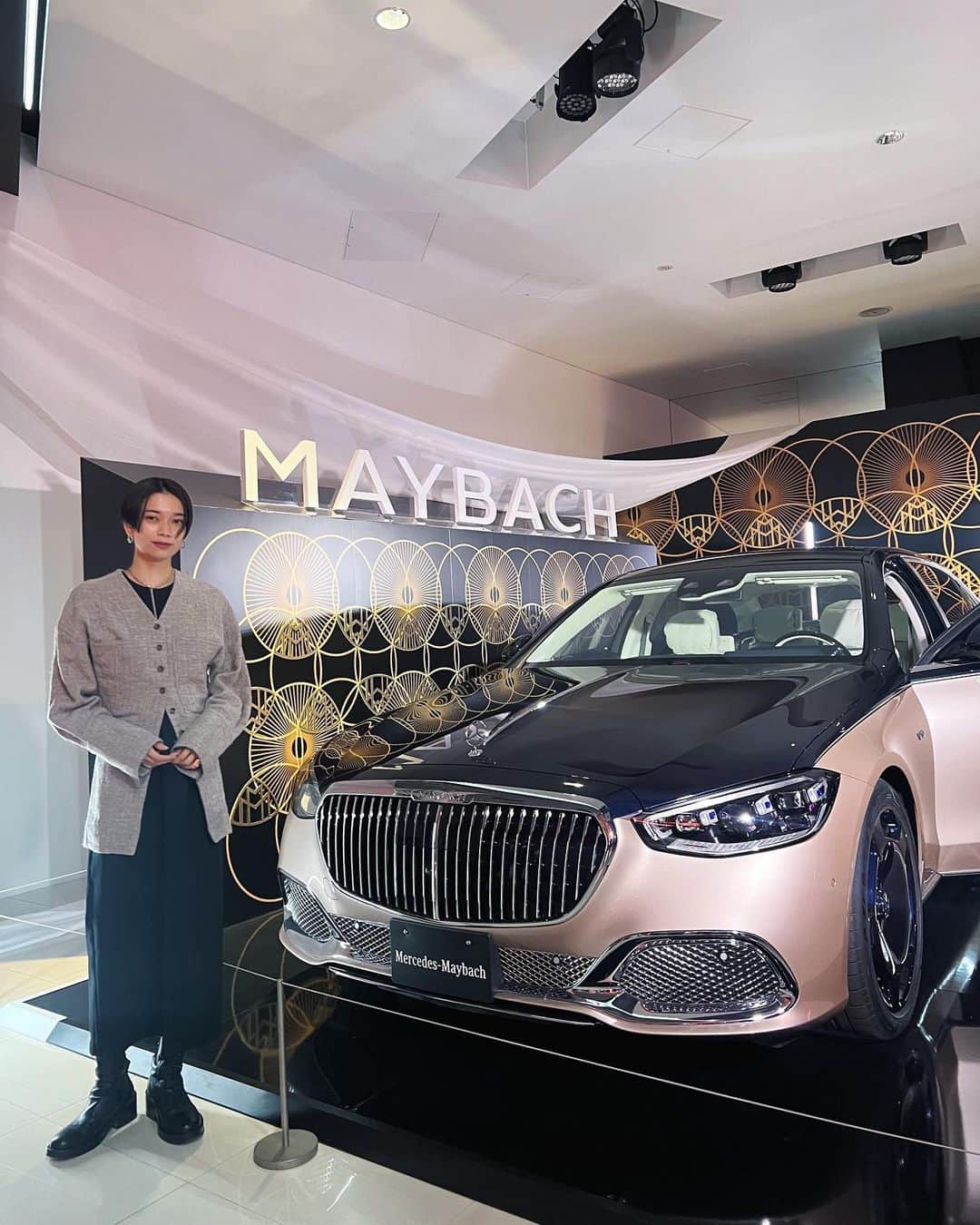 岩本ライラのインスタグラム：「Mercedes-Maybach S-Class Haute Voiture reception party🥂  世界に150台、日本に３台のみの-Maybach S-Class Haute Voitureのお披露目会へ参加させて頂きました。 オートクチュールをイメージしたデザインはファッションの世界にいるようでトキメキました🤍  会場は @hideyaiida さんがプロデュースした秋の空間に包まれていてオーケストラの音と共に本当に素敵でした！ 久しぶりにお会いしたhideyaさんの作り出す雰囲気を直で見ることができて幸せです✨  #HauteVoiture #マイバッハ #MercedesMaybach #メルセデスベンツ #Mercedesbenz #メルセデスミー #pr」