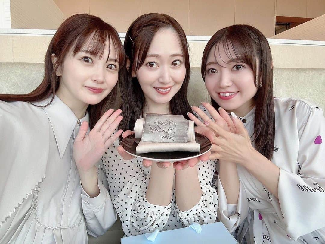 成田梨紗のインスタグラム：「姉妹と贅沢幸せランチ💭🥂👭🍽️💕 ⁡ 普段なかなか行けないお店で、ゆっくり美味しいご飯食べて、色んなお話して、こうちゃんのお誕生日もお祝いできて、充実した日でした🥹🎂✨ ⁡ ふたりともいつもありがと〜う！！ ⁡ #beigealanducassetokyo  #ベージュアランデュカス東京 #👭❤️」