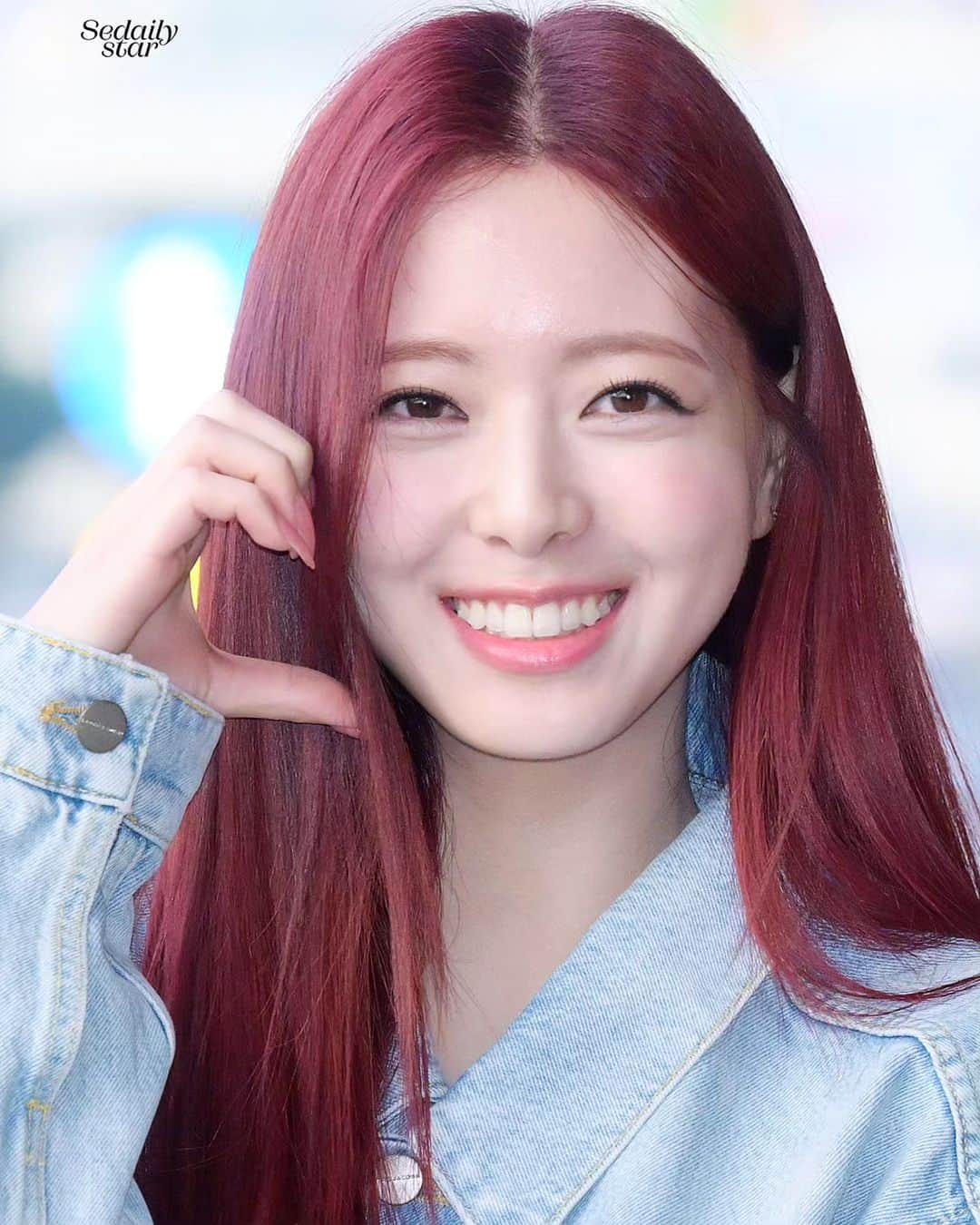 ユナのインスタグラム：「Red is now my fave color  #ITZY #있지 #YUNA #유나 #kpop」