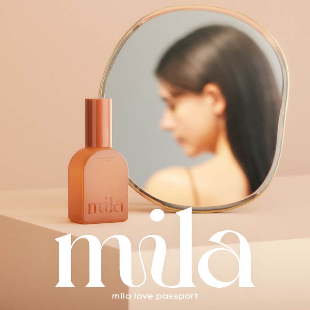 フィッツオンラインストアのインスタグラム：「◆NEW！10/13 LAUNCH◆  パーソナライズフレグランスブランド#milalovepassportから 毎日のヘアケアに寄り添うヘアオイルが新登場。  人それぞれに合った香り選びを通して、たくさんのお客様と対話してきたmilaだからこそ、 風になびく髪にぴったりの香りのレシピと、天使の輪がきらめくこだわりの処方。  まるで香水瓶のような高級感が感じられるガラスボトル。  そして、「喜びを運ぶ」という花言葉を持つガーデニアの香りには、 自分を一番に愛する喜びを忘れないでほしいという思いを込めて。  使うたび、パサつき、ゴワつきのない「すなお髪」に。  ◆商品概要 ・商品名/容量/価格（税込） パフューム　オイル　ミスト 60mL/2,200円 パフューム　オイル　ドロップ 60mL/2,200円 ・発売予定日 2023年10月13日（金）全国のPLAZA・MINiPLA ※一部店舗を除く、フィッツオンラインストア 2023年11月1日（水）一般発売  #ヘアオイル　#すなお髪 #ラブパスポート #lovepassport　#lovepassportmila」