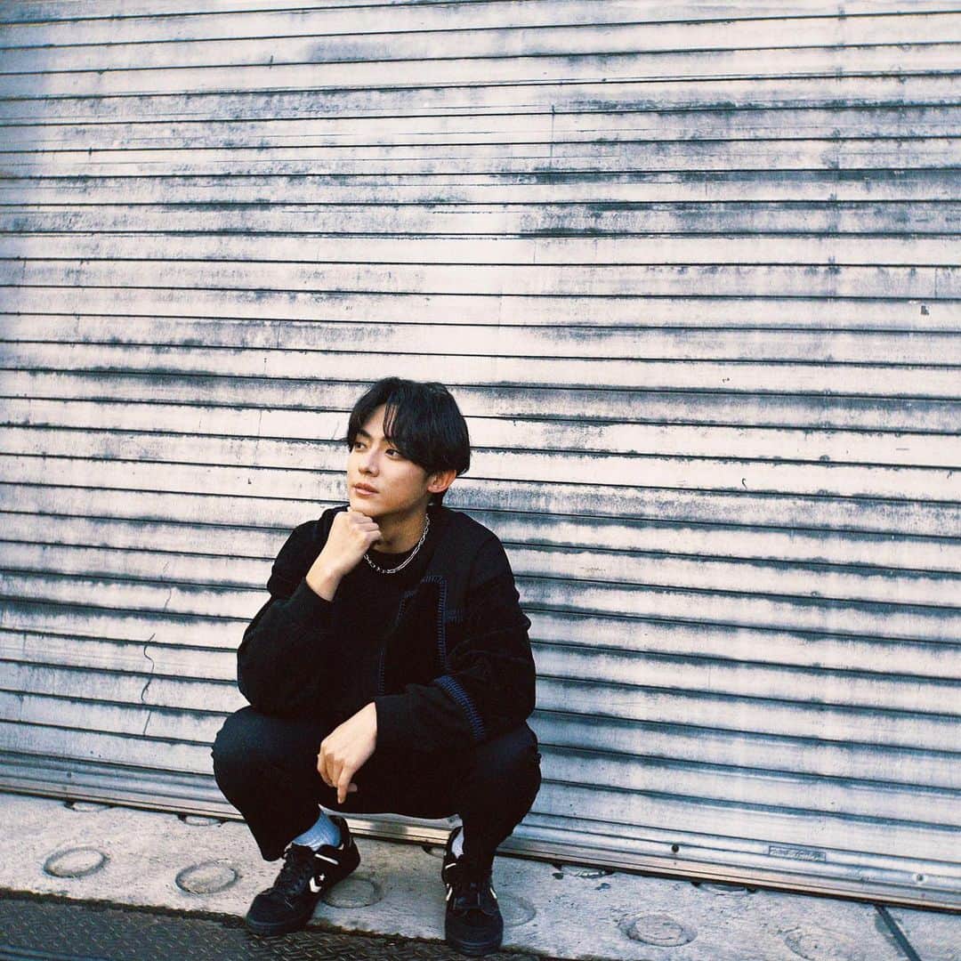 辰巳ゆうとのインスタグラム：「たまにはこんなコーデも🖤🦓  #ootd #ootdfashion #instafashion #instagood #🖤  #black #blackcode #fashion   #ブラックコーデ #ネックレス #ネックレスコーデ   #辰巳ゆうと  #星くずセレナーデ」