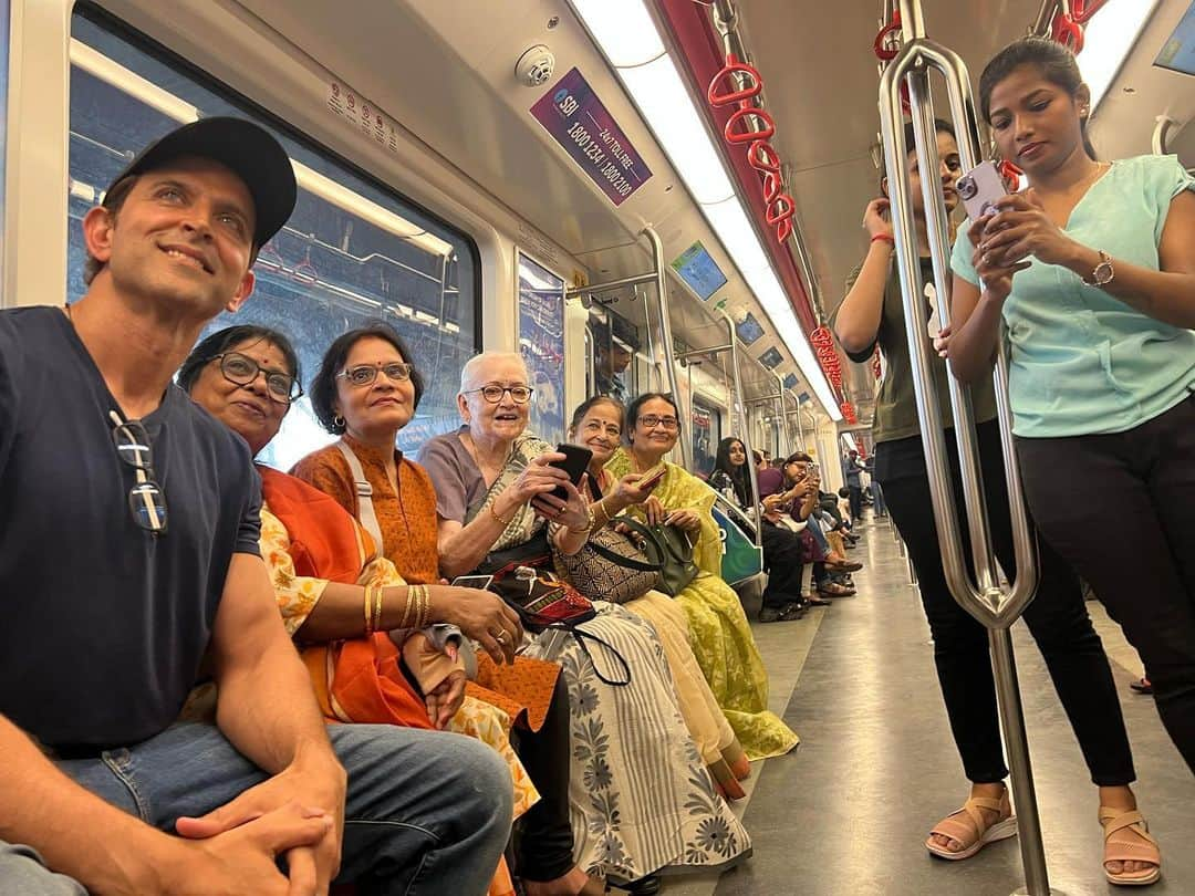 リティク・ローシャンさんのインスタグラム写真 - (リティク・ローシャンInstagram)「Took the metro to work today.  Met some really sweet n kind folks. Sharing with you the love they gave me.   The experience was spectacular. Beat the heat + the traffic. Saved my back for the action shoot I’m going for.」10月13日 17時45分 - hrithikroshan