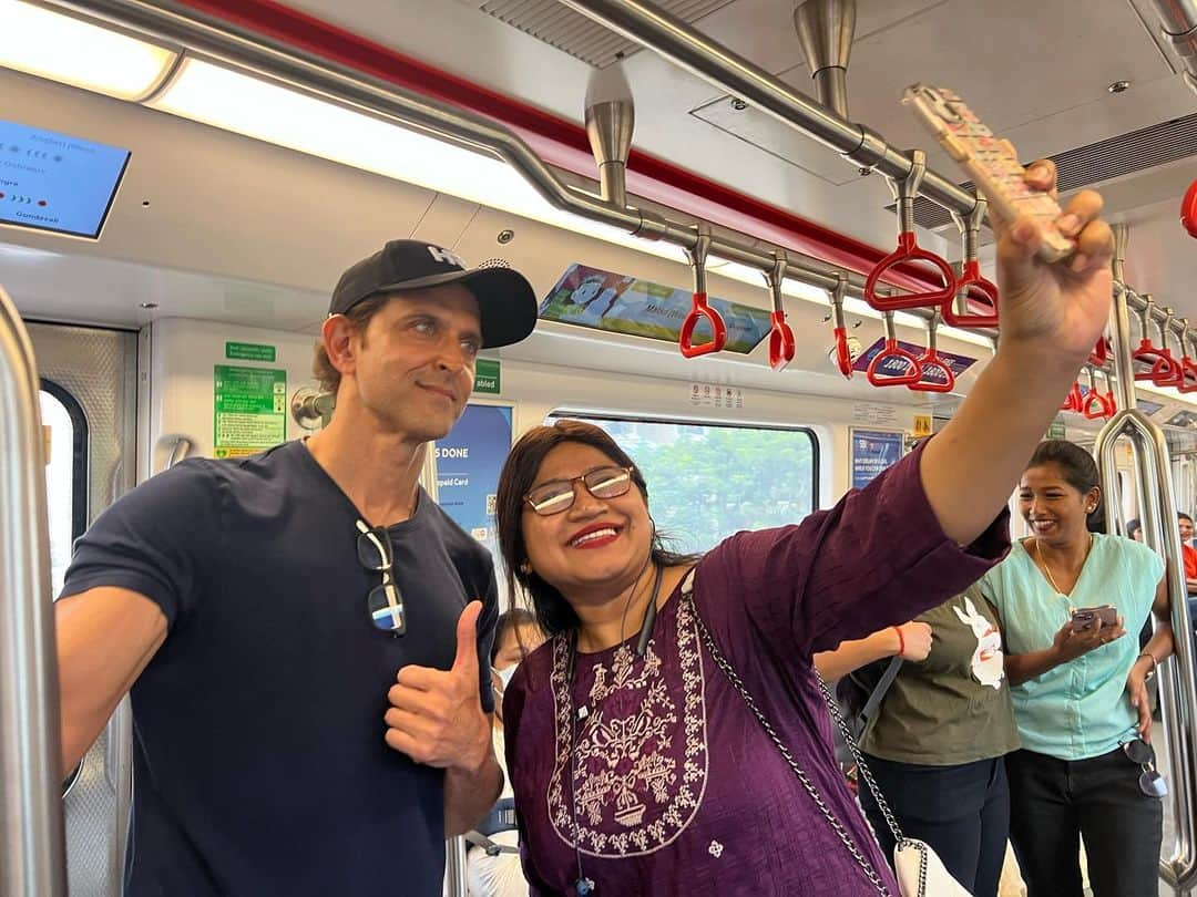 リティク・ローシャンさんのインスタグラム写真 - (リティク・ローシャンInstagram)「Took the metro to work today.  Met some really sweet n kind folks. Sharing with you the love they gave me.   The experience was spectacular. Beat the heat + the traffic. Saved my back for the action shoot I’m going for.」10月13日 17時45分 - hrithikroshan