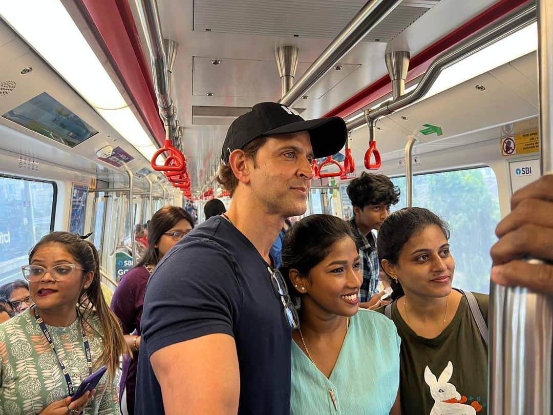 リティク・ローシャンさんのインスタグラム写真 - (リティク・ローシャンInstagram)「Took the metro to work today.  Met some really sweet n kind folks. Sharing with you the love they gave me.   The experience was spectacular. Beat the heat + the traffic. Saved my back for the action shoot I’m going for.」10月13日 17時45分 - hrithikroshan