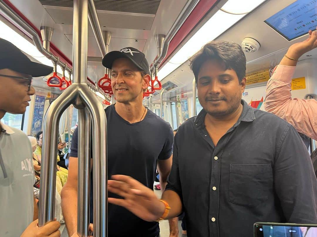 リティク・ローシャンのインスタグラム：「Took the metro to work today.  Met some really sweet n kind folks. Sharing with you the love they gave me.   The experience was spectacular. Beat the heat + the traffic. Saved my back for the action shoot I’m going for.」