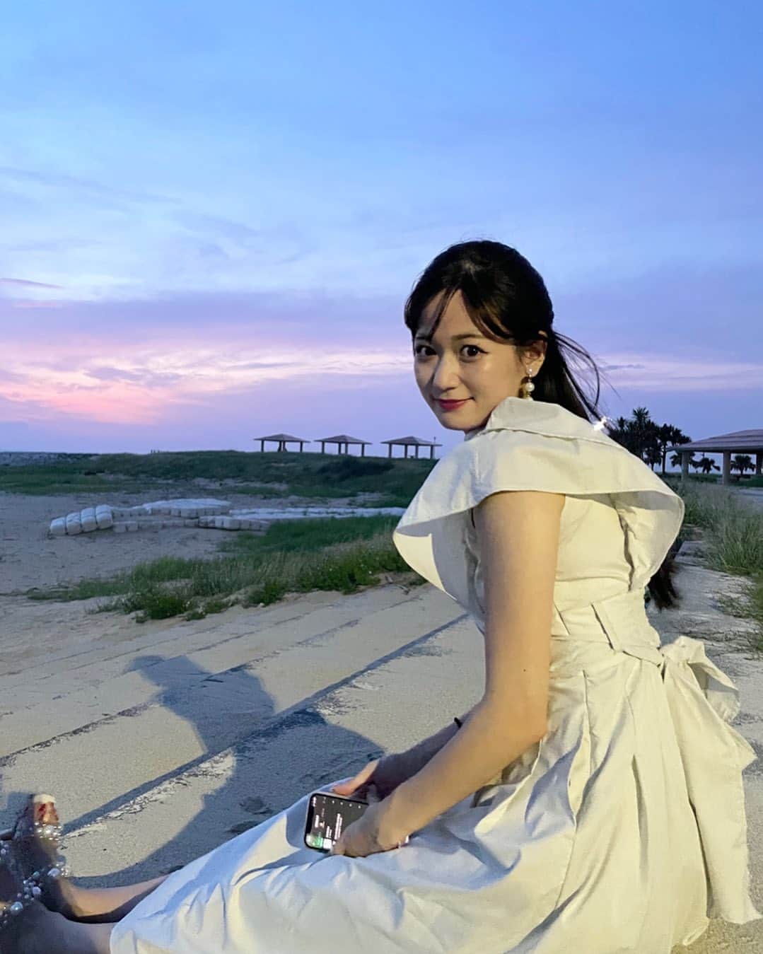 りなぴよのインスタグラム：「💜  海と空が綺麗だった日〜☺︎  こういうところで、ぼーっと過ごすの好き🙃  ・」