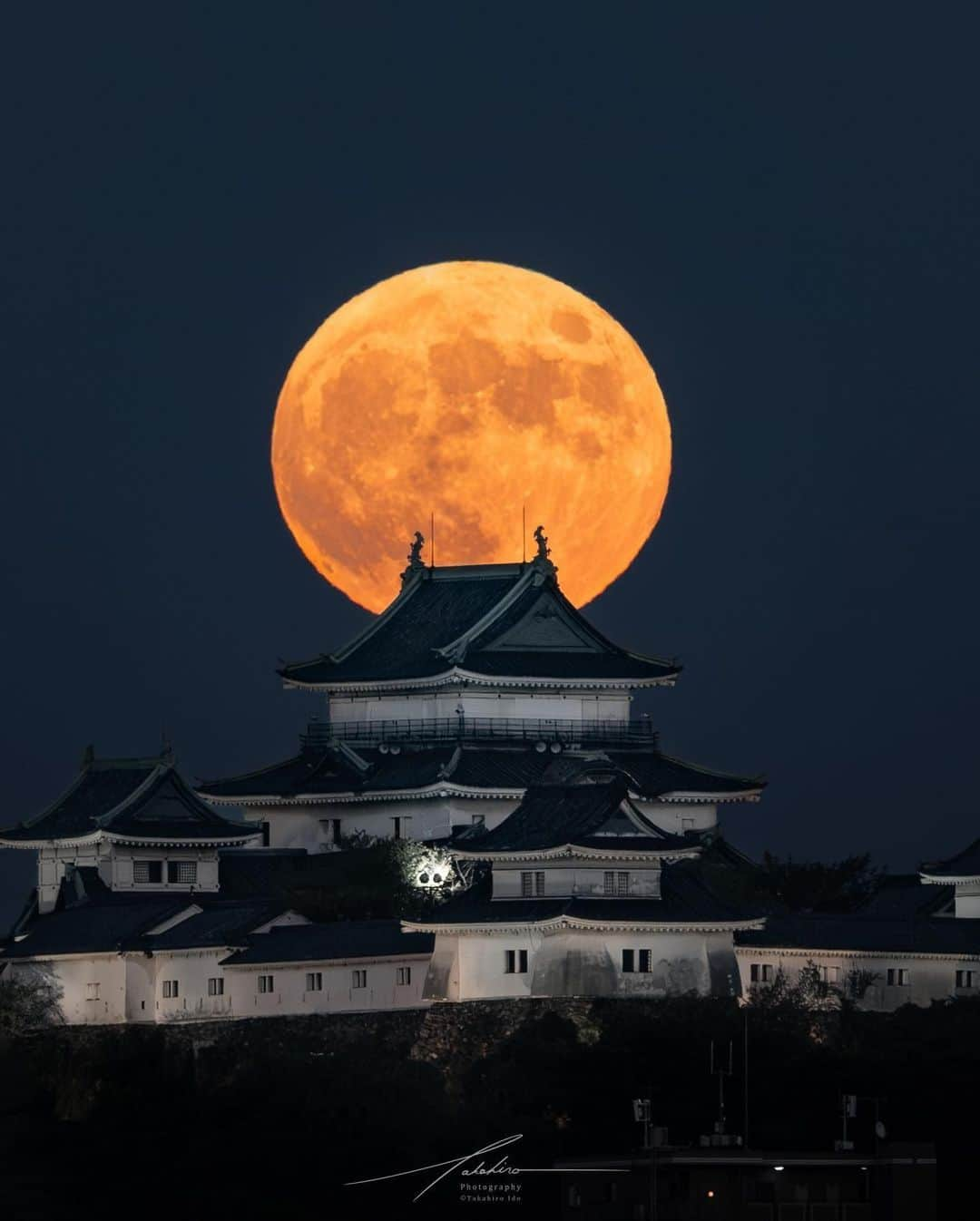 Visit Wakayamaさんのインスタグラム写真 - (Visit WakayamaInstagram)「. Moonlight kingdom; a majestic harvest moon rises over Wakayama Castle. 📸 @taka__1003__ 📍 Wakayama Castle, Wakayama . . . . . #discoverjapan #unknownjapan #instajapan #landscape #japan #japantrip #japantravel #beautifuldestinations #wakayama #wakayamagram #explore #adventure #visitwakayama #travelsoon #visitjapan #travelgram #stayadventurous #igpassport #explorejapan #lonelyplanet #sustainabletravel #bucketlist #roadslesstraveled #autumninjapan #fullmoon #harvestmoon #castlehopping #wakayamacastle #wakayamajo #japanheritage」10月13日 18時01分 - visitwakayama