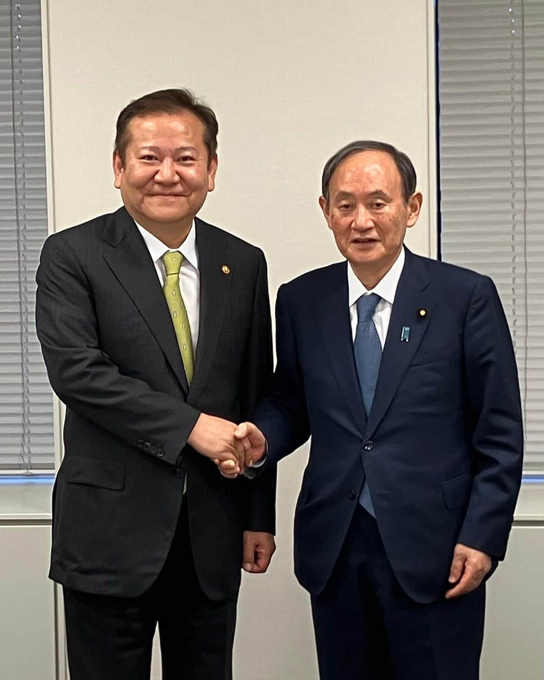 菅義偉さんのインスタグラム写真 - (菅義偉Instagram)「韓国のイ・サンミン行政安全部長官（閣僚級）と面会しました。 今年から韓国で、日本の「ふるさと納税制度」を参考にした「ふるさと愛納税制度」がスタートしています。 私がふるさと納税制度の創設者ということでアドバイスを求められました。 韓国の制度も大きく育ってほしいと思います。」10月13日 18時01分 - suga.yoshihide