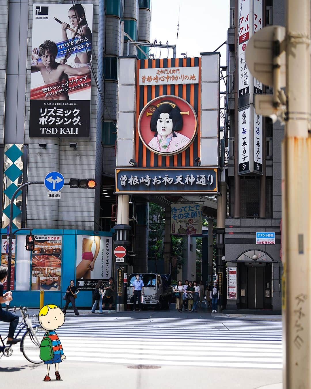 Osaka Bob（大阪観光局公式キャラクター）のインスタグラム：「Ohatsu Tenjin is located in the bustling district of Umeda, with a shopping street near the shrine lined with izakayas and souvenir shops. At night, it's a gathering place for Osaka's office workers. 🍻  お初天神は梅田の繁華街にあり、神社の近くに商店街があって、居酒屋やお土産物屋さんが立ち並ぶで👍夜になると大阪のオフィスワーカー達が大集合🍻 —————————————————————  #maido #withOsakaBob #OSAKA #osakatrip #japan #nihon #OsakaJapan #大坂 #오사카 #大阪 #Оsака #Осака #โอซาก้า #大阪観光 #sightseeing #Osakatravel #Osakajepang #traveljepang #osakatravel #osakatrip #お初天神」