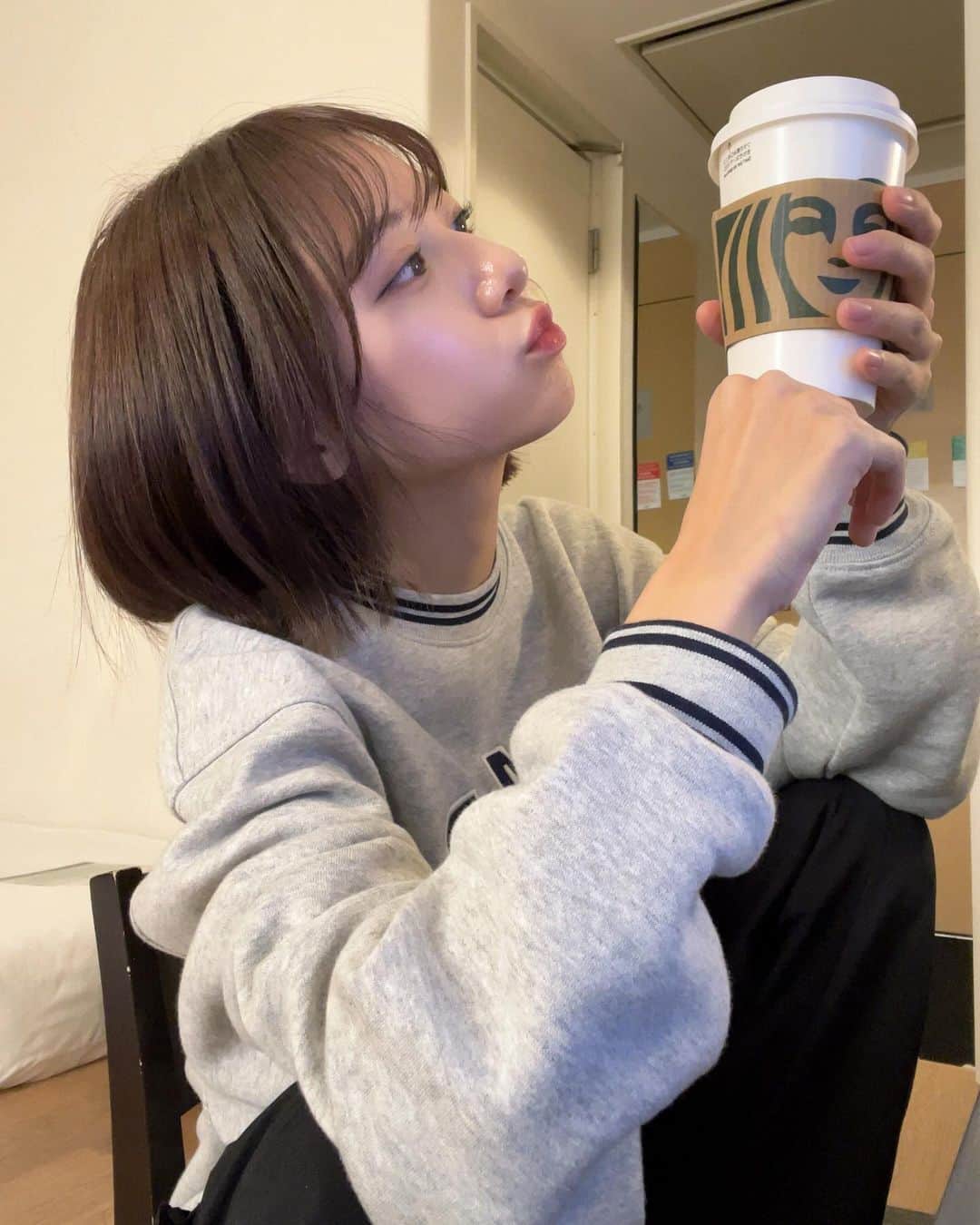 友恵温香のインスタグラム：「4人部屋に1人寂しかった！ 今夜も頑張りまーす🫡 てかどこ行ってもスタバ飲んでる気がする😂 おすすめのカスタム教えて！！   #starbucks  #スタバ  #撮影  #撮影モデル」