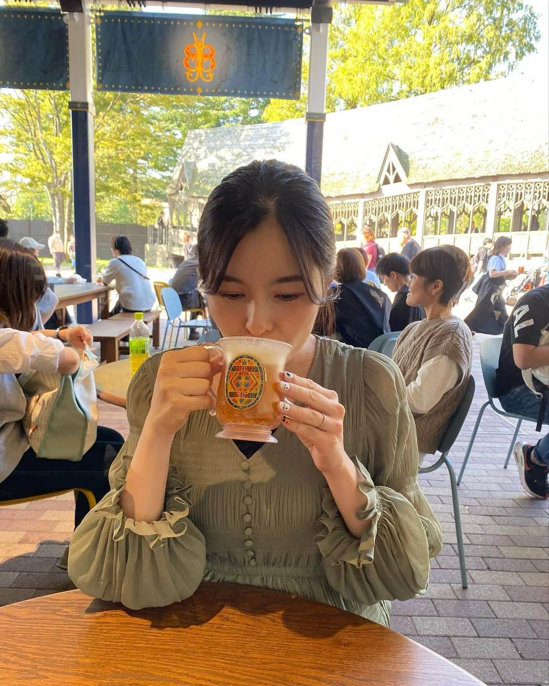 和田奈美佳さんのインスタグラム写真 - (和田奈美佳Instagram)「🧙‍♀️✨  ハリーポッターと言えば、 バタービール！🧈  モコモコの泡が🫧上手く口に付かず 中途半端な状態に😂（３枚目）  一緒に行った姉はもっと下手でした笑  #ハリポタツアー  #ハリポタ  #バタービール  #バタービール🍺  #激甘すぎて #口をつけただけ #あとは姉にあげました笑」10月13日 19時50分 - wadanamika_official