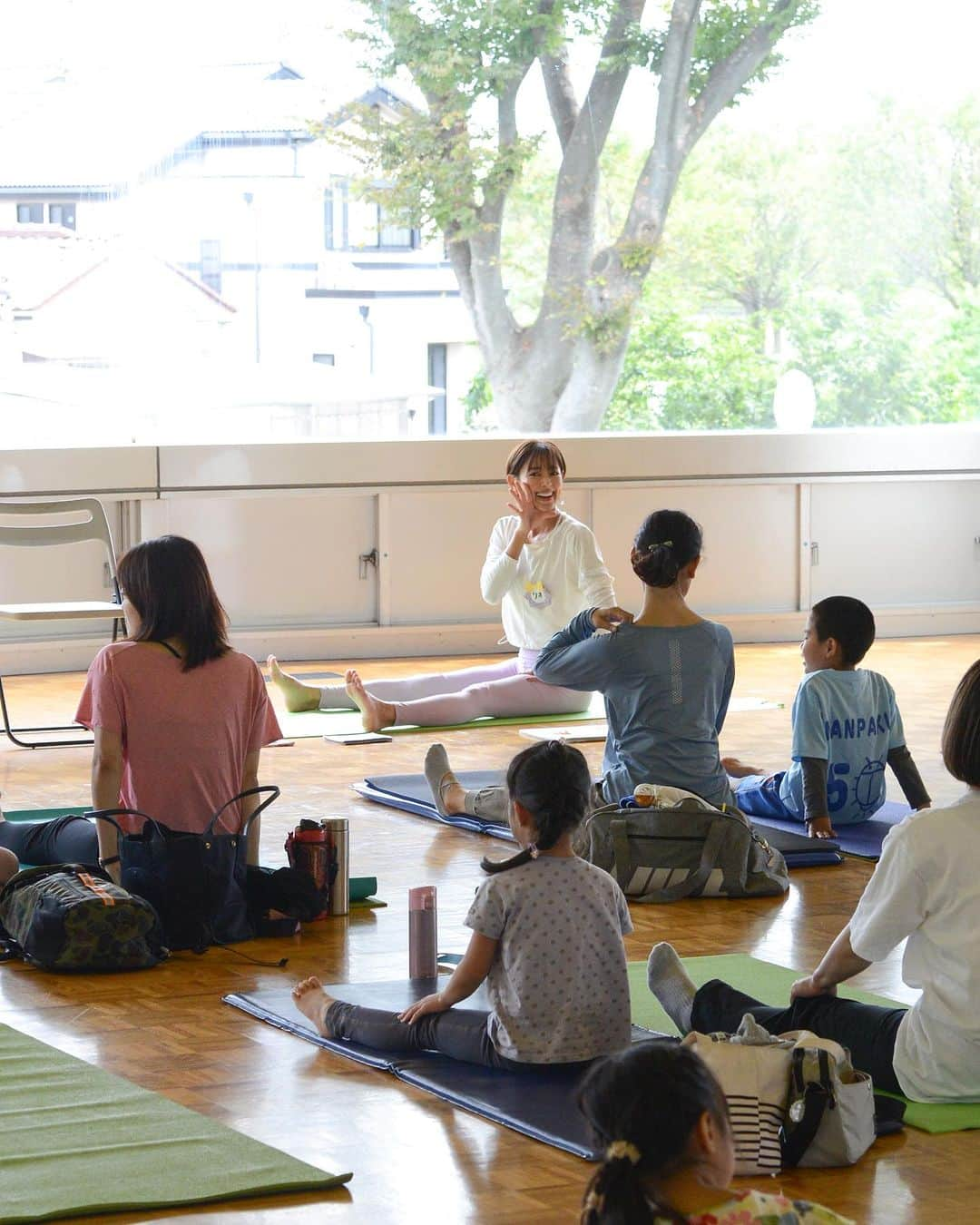 松本莉緒さんのインスタグラム写真 - (松本莉緒Instagram)「[JPN]🇯🇵⤵️ [ENG]🇬🇧 Fuchu promotes the development of an environment where all our citizens can become familiar with different kinds of sports, to create a healthy and energetic "Sports Town Fuchu"! On October 8, a one-hour "YOGA FOR MOM AND KIDS" was held at Kyodo-no-mori General Gymnasium with several moms and their elementary school children (grades 1-3). It was a yoga event project that the Fuchu City Hall organized for its citizens to give women who could not continue sports due to changes in their life such as childbirth and childcare as an opportunity to start sports again. Children were happily copying their mom’s yoga poses while slowly breathing in and out. The instructor was Rio Matsumoto, one of Musashi Province Fuchu Ambassadors. Have you heard about "Musashi Province Fuchu Ambassadors" who promote the charms of Fuchu City inside and outside the city? “Fuchu Ambassadors” were first appointed to commemorate the 60th anniversary of the enforcement of the city system in Fuchu, and this time we would like to introduce one of the ambassadors, Rio Matsumoto. Rio Matsumoto comes from Fuchu. She went to Elementary School No.6 and Junior High School No. 5 in Fuchu. As a talented actress, she has steadily built up her fame and broaden her skills, and now she is widely active as both, an actress and yoga instructor. ✨ 府中市では、「スポーツタウン府中」の発展による健康で元気なまちづくりを目指し、市民誰もがスポーツに親しむことができる環境の整備を進めています。 10月8日、府中にある郷土の森総合体育館に、府中市民のママ・小学1~3年生で1時間の「YOGA FOR MOM AND KIDS」が行われました。 今年から始まりました「松本莉緒のYoga for Mom and Kids」 1回目は5~6歳の子ども達。  2回目は小学低学年の子ども達。  そして今回第3回目は小学4~6年生のみんなを対象にヨガを実施させて頂きました。 3回共に、地元府中市民の方々限定で、府中市文化スポーツ部スポーツタウン推進課の皆さまのサポートの元開催致しました。 出産や育児などのライフステージの変化により、スポーツを継続できなかった女性へ再びスポーツを始めるきっかけとなるよう市民の皆様と共に取り組むヨガイベントプロジェクトでした。 ママと同じ動きやヨガゲームをしながらコミュニケーショ ンをとり、親子で一緒に身体を楽しく動かしながら呼吸の大切さも伝えました。 講師は武蔵国府中大使の松本莉緒先生でした。 府中市の魅力を市内外にPRする「武蔵国　府中大使」をご存知ですか？ 府中大使は、市制施行60周年を記念して創設されたもので、今回は大使の1人である松本莉緒さんをご紹介します。 府中市出身の松本莉緒さんは、第6小学校と第5中学校のOG 実力派女優として着実に名声と実力を積み重ね、現在は、女優、ヨガインストラクターとして幅広くご活躍されています。 ✨ #fuchu #府中 #府中市 #tokyo #東京 #japan #日本 #cooljapan #japanfocus #japaninstagram #japaneseculture #beautifuljapan #松本莉緒 ❤️ @matsumoto_rio1022 thank you for your fun yoga every time!🙌」10月13日 17時59分 - matsumoto_rio1022