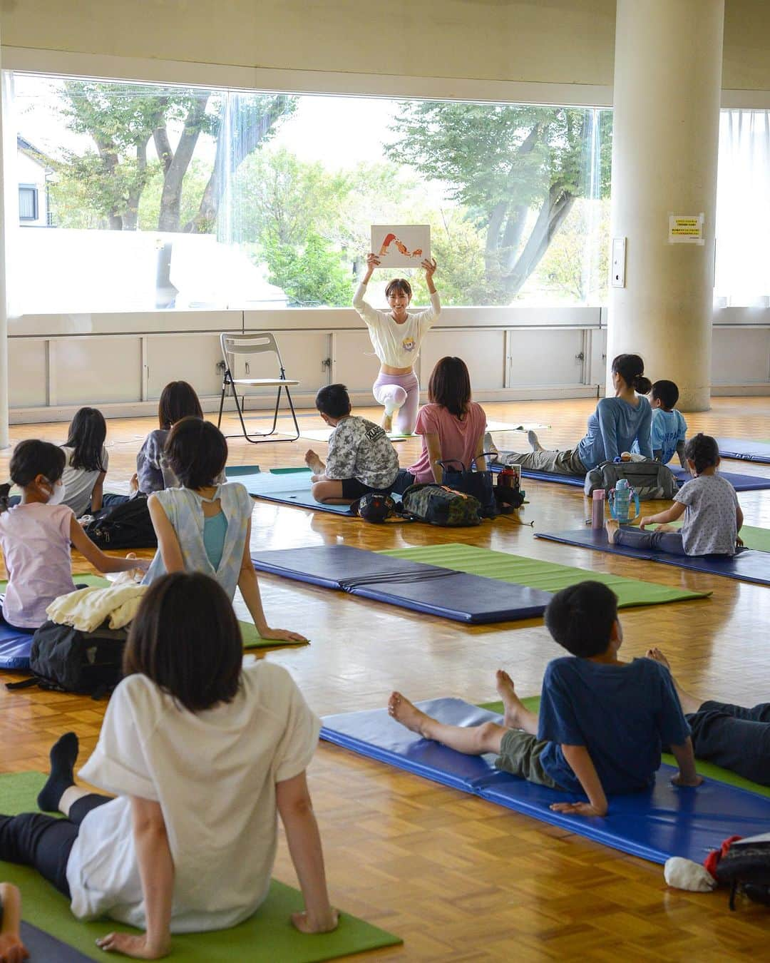 松本莉緒さんのインスタグラム写真 - (松本莉緒Instagram)「[JPN]🇯🇵⤵️ [ENG]🇬🇧 Fuchu promotes the development of an environment where all our citizens can become familiar with different kinds of sports, to create a healthy and energetic "Sports Town Fuchu"! On October 8, a one-hour "YOGA FOR MOM AND KIDS" was held at Kyodo-no-mori General Gymnasium with several moms and their elementary school children (grades 1-3). It was a yoga event project that the Fuchu City Hall organized for its citizens to give women who could not continue sports due to changes in their life such as childbirth and childcare as an opportunity to start sports again. Children were happily copying their mom’s yoga poses while slowly breathing in and out. The instructor was Rio Matsumoto, one of Musashi Province Fuchu Ambassadors. Have you heard about "Musashi Province Fuchu Ambassadors" who promote the charms of Fuchu City inside and outside the city? “Fuchu Ambassadors” were first appointed to commemorate the 60th anniversary of the enforcement of the city system in Fuchu, and this time we would like to introduce one of the ambassadors, Rio Matsumoto. Rio Matsumoto comes from Fuchu. She went to Elementary School No.6 and Junior High School No. 5 in Fuchu. As a talented actress, she has steadily built up her fame and broaden her skills, and now she is widely active as both, an actress and yoga instructor. ✨ 府中市では、「スポーツタウン府中」の発展による健康で元気なまちづくりを目指し、市民誰もがスポーツに親しむことができる環境の整備を進めています。 10月8日、府中にある郷土の森総合体育館に、府中市民のママ・小学1~3年生で1時間の「YOGA FOR MOM AND KIDS」が行われました。 今年から始まりました「松本莉緒のYoga for Mom and Kids」 1回目は5~6歳の子ども達。  2回目は小学低学年の子ども達。  そして今回第3回目は小学4~6年生のみんなを対象にヨガを実施させて頂きました。 3回共に、地元府中市民の方々限定で、府中市文化スポーツ部スポーツタウン推進課の皆さまのサポートの元開催致しました。 出産や育児などのライフステージの変化により、スポーツを継続できなかった女性へ再びスポーツを始めるきっかけとなるよう市民の皆様と共に取り組むヨガイベントプロジェクトでした。 ママと同じ動きやヨガゲームをしながらコミュニケーショ ンをとり、親子で一緒に身体を楽しく動かしながら呼吸の大切さも伝えました。 講師は武蔵国府中大使の松本莉緒先生でした。 府中市の魅力を市内外にPRする「武蔵国　府中大使」をご存知ですか？ 府中大使は、市制施行60周年を記念して創設されたもので、今回は大使の1人である松本莉緒さんをご紹介します。 府中市出身の松本莉緒さんは、第6小学校と第5中学校のOG 実力派女優として着実に名声と実力を積み重ね、現在は、女優、ヨガインストラクターとして幅広くご活躍されています。 ✨ #fuchu #府中 #府中市 #tokyo #東京 #japan #日本 #cooljapan #japanfocus #japaninstagram #japaneseculture #beautifuljapan #松本莉緒 ❤️ @matsumoto_rio1022 thank you for your fun yoga every time!🙌」10月13日 17時59分 - matsumoto_rio1022