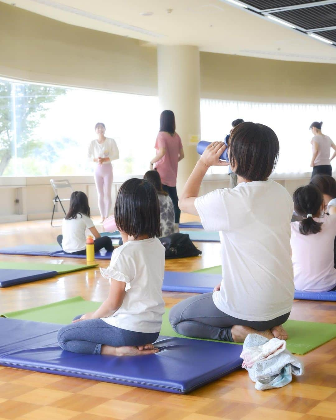 松本莉緒さんのインスタグラム写真 - (松本莉緒Instagram)「[JPN]🇯🇵⤵️ [ENG]🇬🇧 Fuchu promotes the development of an environment where all our citizens can become familiar with different kinds of sports, to create a healthy and energetic "Sports Town Fuchu"! On October 8, a one-hour "YOGA FOR MOM AND KIDS" was held at Kyodo-no-mori General Gymnasium with several moms and their elementary school children (grades 1-3). It was a yoga event project that the Fuchu City Hall organized for its citizens to give women who could not continue sports due to changes in their life such as childbirth and childcare as an opportunity to start sports again. Children were happily copying their mom’s yoga poses while slowly breathing in and out. The instructor was Rio Matsumoto, one of Musashi Province Fuchu Ambassadors. Have you heard about "Musashi Province Fuchu Ambassadors" who promote the charms of Fuchu City inside and outside the city? “Fuchu Ambassadors” were first appointed to commemorate the 60th anniversary of the enforcement of the city system in Fuchu, and this time we would like to introduce one of the ambassadors, Rio Matsumoto. Rio Matsumoto comes from Fuchu. She went to Elementary School No.6 and Junior High School No. 5 in Fuchu. As a talented actress, she has steadily built up her fame and broaden her skills, and now she is widely active as both, an actress and yoga instructor. ✨ 府中市では、「スポーツタウン府中」の発展による健康で元気なまちづくりを目指し、市民誰もがスポーツに親しむことができる環境の整備を進めています。 10月8日、府中にある郷土の森総合体育館に、府中市民のママ・小学1~3年生で1時間の「YOGA FOR MOM AND KIDS」が行われました。 今年から始まりました「松本莉緒のYoga for Mom and Kids」 1回目は5~6歳の子ども達。  2回目は小学低学年の子ども達。  そして今回第3回目は小学4~6年生のみんなを対象にヨガを実施させて頂きました。 3回共に、地元府中市民の方々限定で、府中市文化スポーツ部スポーツタウン推進課の皆さまのサポートの元開催致しました。 出産や育児などのライフステージの変化により、スポーツを継続できなかった女性へ再びスポーツを始めるきっかけとなるよう市民の皆様と共に取り組むヨガイベントプロジェクトでした。 ママと同じ動きやヨガゲームをしながらコミュニケーショ ンをとり、親子で一緒に身体を楽しく動かしながら呼吸の大切さも伝えました。 講師は武蔵国府中大使の松本莉緒先生でした。 府中市の魅力を市内外にPRする「武蔵国　府中大使」をご存知ですか？ 府中大使は、市制施行60周年を記念して創設されたもので、今回は大使の1人である松本莉緒さんをご紹介します。 府中市出身の松本莉緒さんは、第6小学校と第5中学校のOG 実力派女優として着実に名声と実力を積み重ね、現在は、女優、ヨガインストラクターとして幅広くご活躍されています。 ✨ #fuchu #府中 #府中市 #tokyo #東京 #japan #日本 #cooljapan #japanfocus #japaninstagram #japaneseculture #beautifuljapan #松本莉緒 ❤️ @matsumoto_rio1022 thank you for your fun yoga every time!🙌」10月13日 17時59分 - matsumoto_rio1022