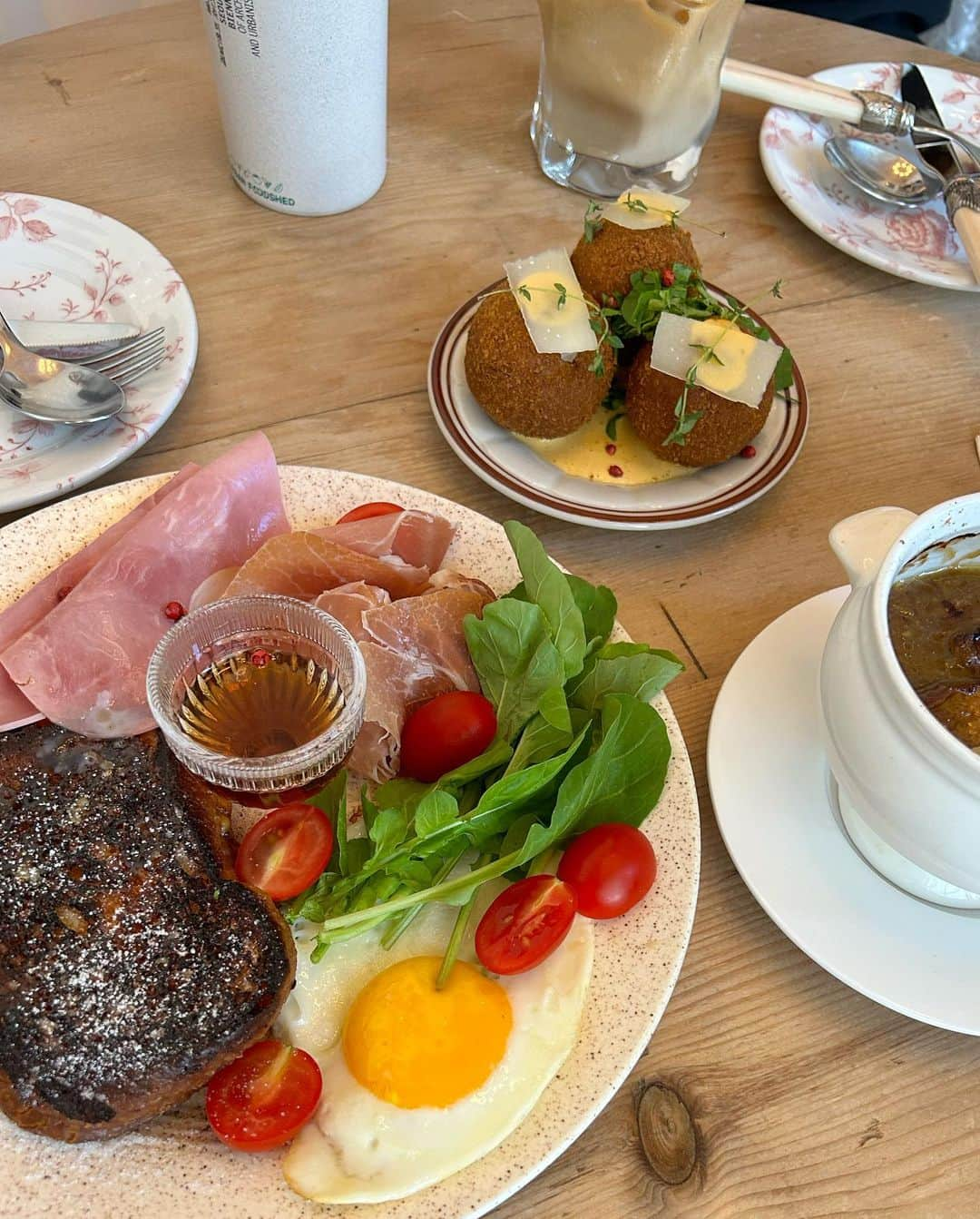 チョウミさんのインスタグラム写真 - (チョウミInstagram)「우리의Tea Time☕️ 맛있다 맛있다👍 #려욱 #조미 #슈주엠 #𝐅𝐨𝐫𝐞𝐬𝐭𝐅𝐨𝐫𝐑𝐞𝐬𝐭」10月13日 17時59分 - zhouzhoumi419