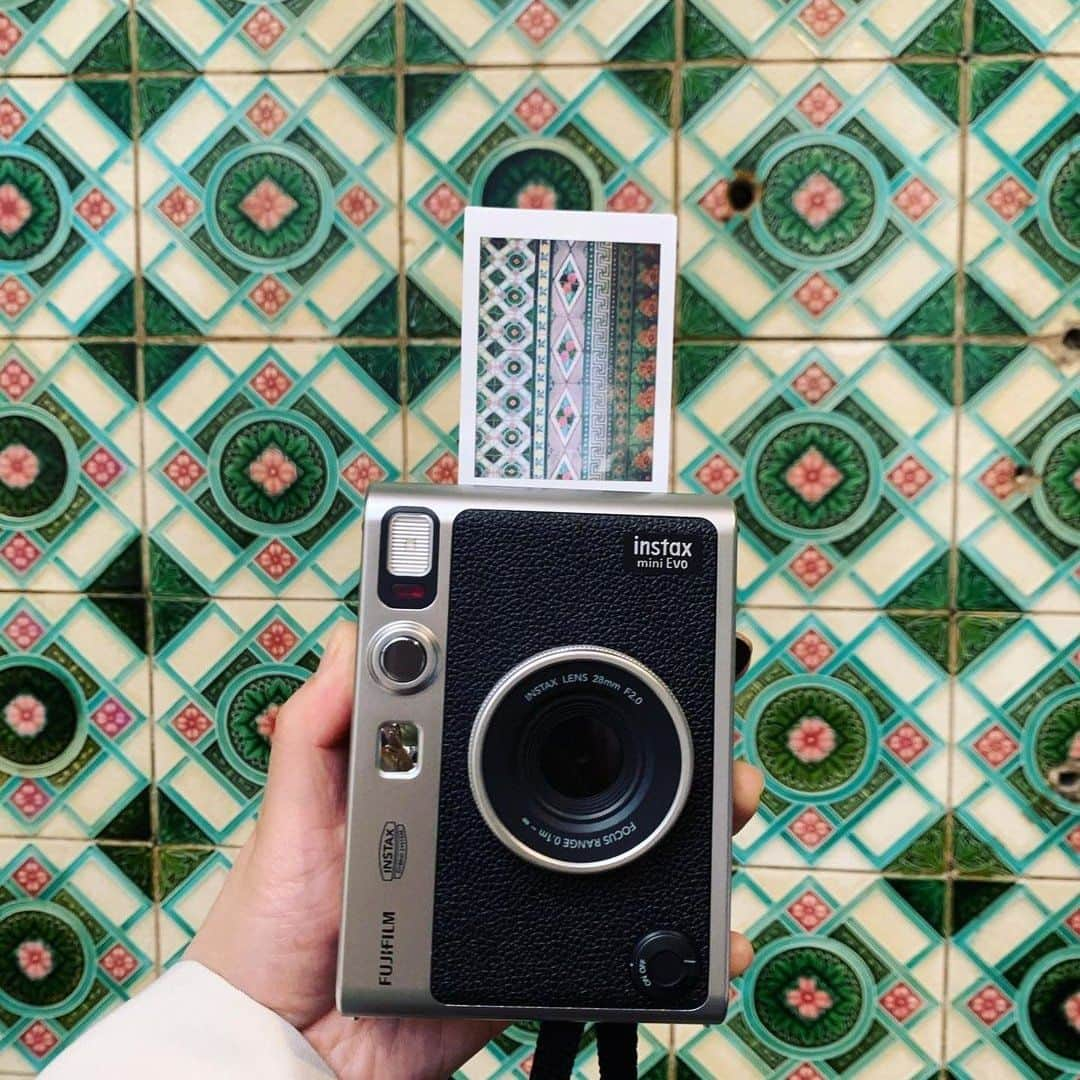 Fujifilm instaxさんのインスタグラム写真 - (Fujifilm instaxInstagram)「＼使ってみたい！と思ったら「📷」でコメントしてくださいね／ 【ときめく風景をチェキに残す💠INSTAX mini Evo】  お散歩中に見かけた壁やレトロな看板をコレクション🌼 チェキなら、より味わい深い形で残せます💚  高級感あふれるクラシックなデザインのINSTAX mini Evoは、持っているだけでオシャレ🐈‍⬛✨ 機能性も充実していて、多彩なエフェクトを組み合わせることで100通りの写真表現ができちゃいます🕺  チェキがあれば、なにげない日常もいっそう特別になりますね☺️  Special Thanks😌 @akimukku512  ﹋﹋﹋﹋﹋﹋﹋﹋﹋﹋﹋﹋﹋﹋﹋﹋﹋﹋﹋﹋﹋﹋﹋﹋ ˗ˏˋ 「𝐢𝐧𝐬𝐭𝐚𝐱 <チェキ> 」公 式 ア カ ウ ン ト ˎˊ˗ 　チェキを楽しむためのヒントをたっぷりとお届け…🤍   　📷新商品情報 　📷すてきな投稿紹介  　📷 撮影アイデア  🏷 #チェキ #instax  タグ付け&メンションしてね♡  素敵な投稿はこのアカウントで紹介しちゃうかも🌷   𝑪𝑯𝑬𝑪𝑲 👉@cheki_instax ﹋﹋﹋﹋﹋﹋﹋﹋﹋﹋﹋﹋﹋﹋﹋﹋﹋﹋﹋﹋﹋﹋﹋﹋ #チェキ #INSTAXlife #INSTAX #INSTAXmini  #INSTAXcamera #cheki #FUJIFILM #富士フイルム #チェキのある生活 #マイチェキ #INSTAXminiEvoインスタックミニエヴォ #フィルムカメラのある生活 #フィルムカメラ #selfie #カメラ女子 #チェキ女子 #レトロ建築 #昭和レトロ #喫茶店巡り #レトロ喫茶 #散歩が好き #なにげない日常が好き #なにげない風景 #レトロモダン #フィルムと生活 #フィルムで残す日常」10月13日 18時00分 - cheki_instax