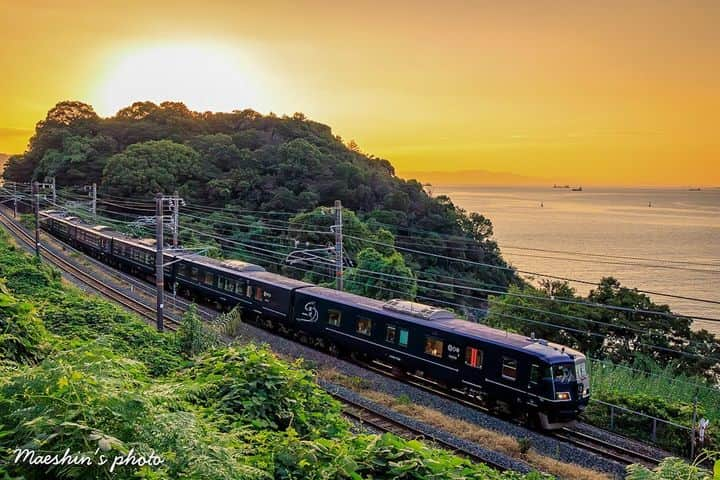 和みわかやまさんのインスタグラム写真 - (和みわかやまInstagram)「. 京都と新宮を結ぶ観光列車「WEST EXPRESS 銀河」が3年目の運行をスタートしました🚋長時間の乗車も飽きないような、サービスやおもてなしがありますので、是非チェックしてみてください😍  📷：@maeshin872 📍：和歌山市近郊エリア 海南市  和歌山の写真に #nagomi_wakayama のハッシュタグをつけて投稿いただくと、その中から素敵な写真をリポストします😉 . . . #和歌山 #和歌山観光 #和歌山旅行 #わかやま #和みわかやま #wakayama #wakayamajapan #wakayamatrip #wakayamatravel #nagomi_wakayama #wakayamagram #銀河 #観光列車 #寝台列車 #夜行列車 #列車旅 #trainride #westexpressginga #nighttrain #traintrip #旅行 #国内旅行 #旅行好きな人と繋がりたい #観光 #travel #trip #travelgram #japan #travelphotography」10月13日 18時00分 - nagomi_wakayama_tourism