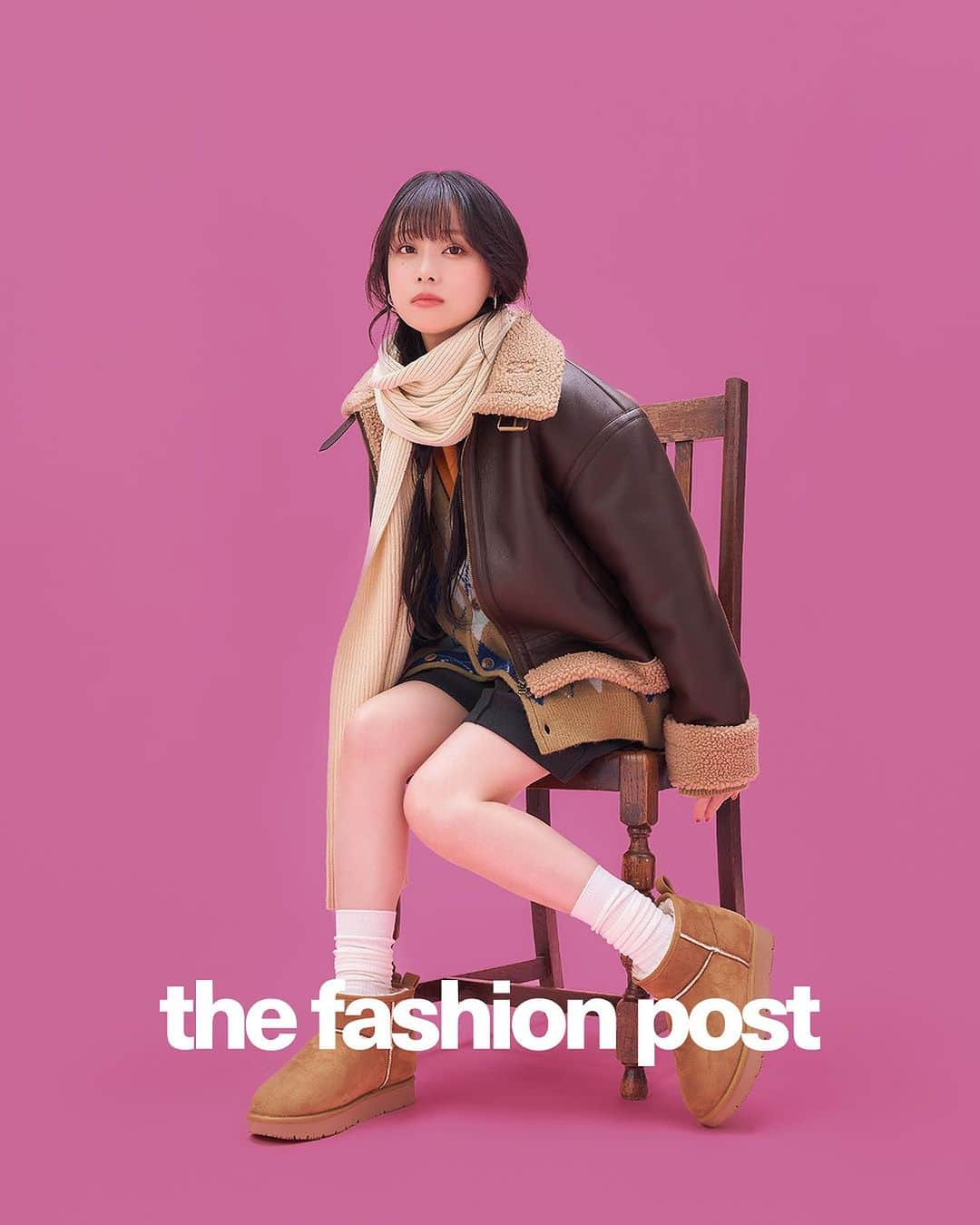 The Fashion Postさんのインスタグラム写真 - (The Fashion PostInstagram)「GU with Satomi Shigemori 『新しい私に出会う。宇垣美里と重盛さと美が魅せる、GUの軽快ブーツ 〜冬編〜 vol.2』  これからの季節に向け、欠かせない存在となってくる「ブーツ」。重くなる装いのバランスを調整し、スタイリングの幅を広げてくれるといったメリットがある反面、脱ぎ履きの手間、ヒールの重量感、足元の蒸れなど、出番が多いだけに何かとストレスが多いのも事実。そんなお悩みを解消した高機能ブーツが、トレンドをおさえた幅広い見た目とともにGU (ジーユー)からデビュー。着こなすのは、アナウンサー出身ながら現在は幅広く活動している宇垣美里と、今ではファッションアイコンとしても注目を集めている重盛さと美。前向きに自分らしく次のステージに進んでいる2人が、GUのブーツを取り入れた冬のコーディネートをご紹介。今回は彼女たちのファッションからプライベートに関するインタビューとともにお届けします。何事も自由に解放してくれるこのブーツがあれば、アクティブにどこまでも走り続けられるはず。(第2回/全3回)  −重盛さんのファッションのロールモデルは？ Justin Bieber (ジャスティン・ビーバー)さんや海外の男性アーティストの洋服をよくインスタグラムでチェックしています。なので、自然とオーバーサイズのアイテムを取り入れることが多いですね。最近では上のピタッとタイトめトップスにダボダボのサイズ感のボトムスを合わせるのにハマっています。  −重盛さんをロールモデルにしている方も多いかと思います。服をオシャレに着こなすために意識していることはありますか？ 童顔って30歳までは評価されないんですけど、30歳を超えてからすごく評価されました！ 普通に生きているだけで得します！ 努力していることで言うと、2年前にマシーンピラティス。体験に行った時に体型も顔もキレイな先生がいて、この人なら信頼できると思い、今では週１で通っています。始めてから周りに痩せたね！ とかくびれがあるね！ と褒めてもらうことが多くて、通うモチベーションになっていますね。  −音楽活動に力を入れ始めたきっかけがあれば教えてください。 数年前、コロナの影響で活動に制限があったときを境に、事務所に頼っていた音楽活動を自分でやり始めるようになりました。音楽が好きでやりたい気持ちが強く、自分でやっちゃおう！という気持ちで、オリジナル曲やカバーソングをリリース。そしたら、反応がよくて！ ピンチはチャンスだと感じました。  −音楽はどのように制作していますか？ 日記を書くような感じで、日常生活から自然に生まれてきたアイデアをそのまま録音したものがラップになっています。背伸びしすぎず、なるべく身の丈にあった等身大の作品を作るように心がけていますね。  −そんな重盛さんが最近ハマっていることは？ 去年の年末に車をオープンカーに変えてから、よくドライブするようになりました。5時間かけて車で三重にも行ったんですよ！ 屋根を開けて運転するのが最高です。三重は星空がとってもキレイでした。  model : Satomi Shigemori photography : Kohei Kawata styling : Masumi Yakuzawa hair & make-up : Aki Nakashima edit : Yuko Igarashi & Chen Fumie & Miku Oyama text : Yuko Igarashi  #tfp #thefashionpost #GU #ジーユー #misatougaki #宇垣美里 #satomishigemori #重盛さと美」10月13日 18時00分 - tfpjp