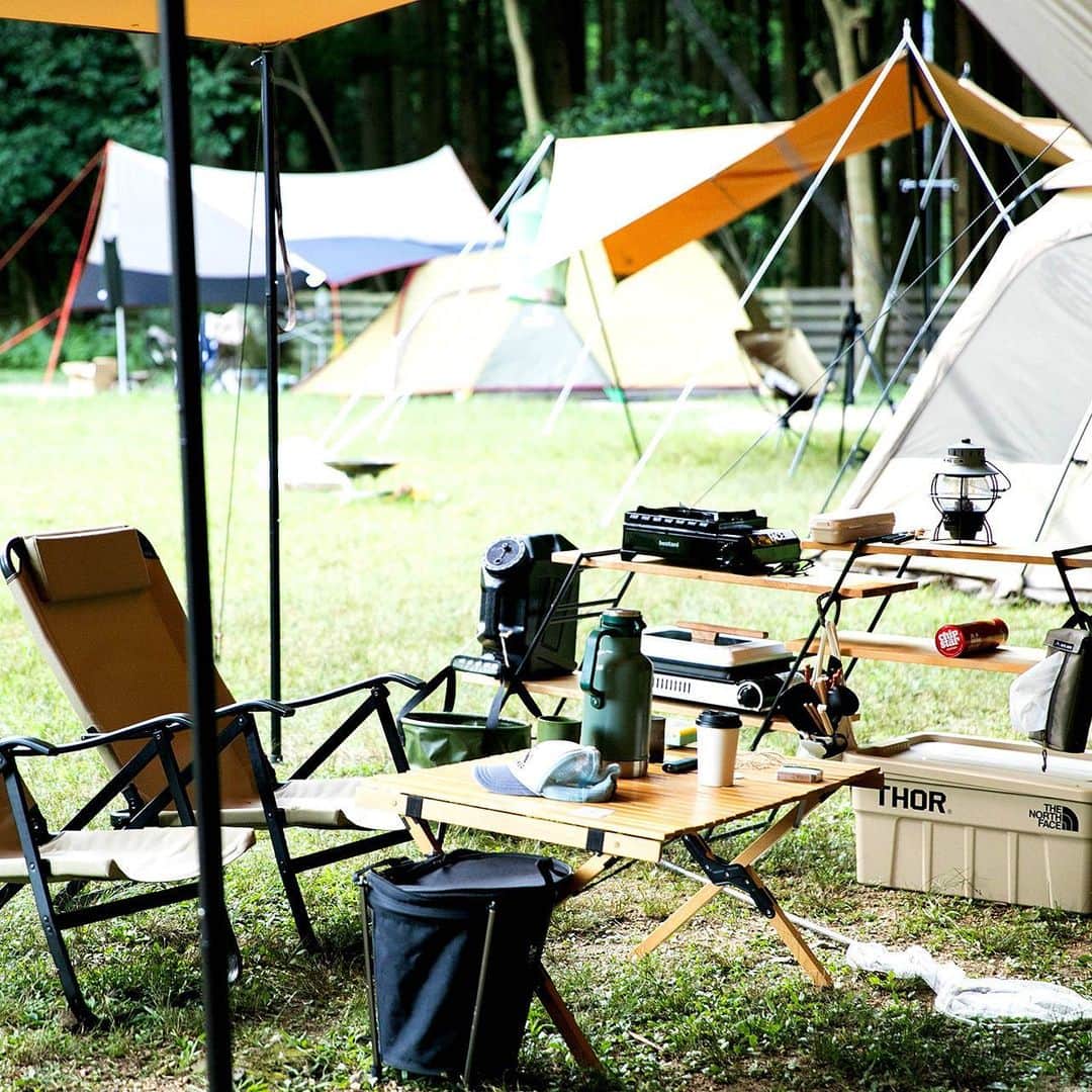 キャンプ情報サイト［ランタン］のインスタグラム：「CAMP SMILE STYLE ／ ギアが最高のオモチャ！ 遊び心を忘れずにキャンプを満喫 ＼ いろんなキャンパーのキャンプスタイルを現地取材と一般キャンパーからの投稿で数多く掲載してます。 . . 詳しくは @lantern.camp webサイトをご覧ください . . #camp #camping #camplife #outdoor #travel #trip #lantern_smile #キャンプ #キャンプ用品 #アウトドア #テント #自然 #旅行 #キャンプ初心者 #キャンプ好きな人と繋がりたい #アウトドア好きな人と繋がりたい #camper #外遊び #キャンプスタイル #かぶとの森テラス #ファミリーキャンプ #ファミキャン #ZANEARTS #ゼインアーツ #tentMarkDESIGNS #テンマクデザイン #Coleman #コールマン」