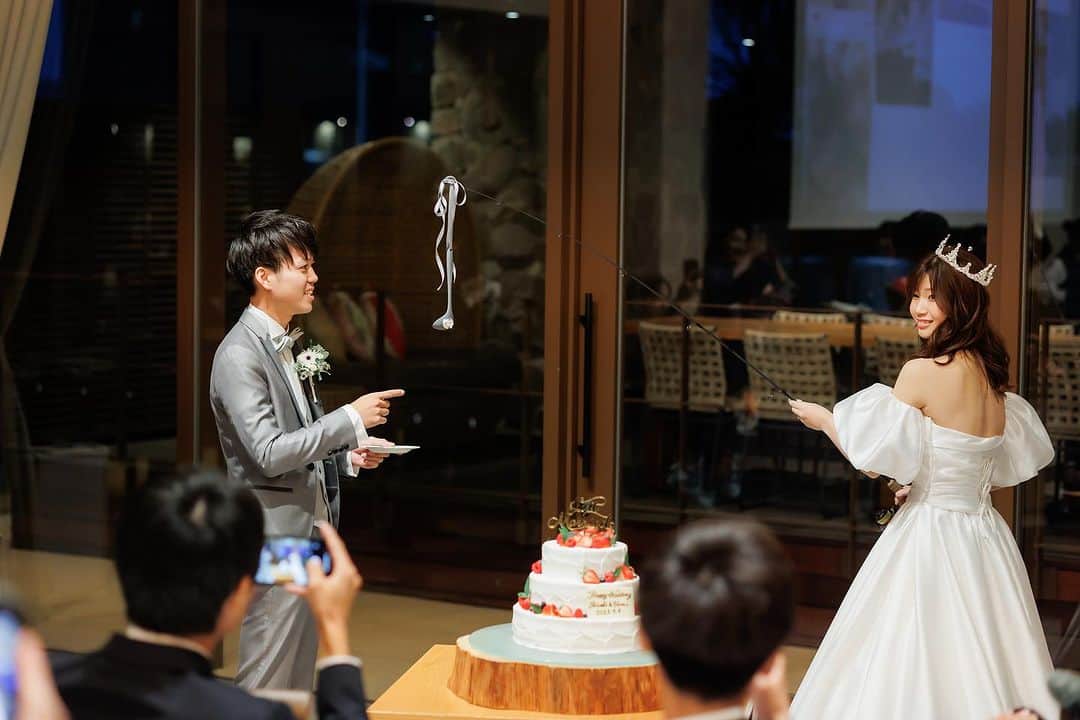 themeetsmarinaterraceのインスタグラム：「・ 【#ケーキセレモニー 】  ウエディングケーキのセレモニー 一風変わった演出を選ばれたおふたり🍰  釣竿の先にはなんとおたまが😳！  上手を食べさせてあげました✨  ------------------------- 公式HPではミーツ花嫁さまの挙式実例 #ウエディングレポート を公開中！ ▼詳しくは @themeetsmarinaterrace TOPページよりご覧ください*  #themeetsmarinaterrace #ザミーツマリーナテラス #千葉花嫁 #dearswedding #式場見学 #結婚式準備 #式場探し #ブライダルフェア #2024春婚 #2024夏婚 #2024秋婚 #2024冬婚 #おしゃれ花嫁 #ミーツ花嫁 #ウエディングケーキ  #ウエディングアイデア」