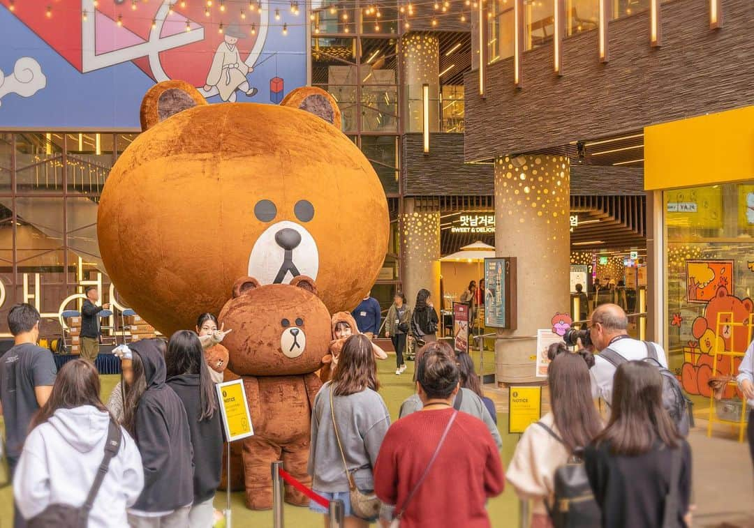 LINE FRIENDSのインスタグラム：「[HUG BROWN LAUNCH PHOTO EVENT in PLAY LINE FRIENDS Insadong Store]  Here comes BROWN in PLAY LINE FRIENDS Insadong Store! Look how adorable BROWN is 💕 Put HUG BROWN balaclava on, and take a photo with BROWN! This event continues till this weekend, so come and visit 💗  🗓️ Operating Period 10/13 ~ 15, a total of 3 days, (within store operating hours)  📍PLAY LINE FRIENDS Insadong Store 👉 Limited to the first 500 people per day on a first-come, first-served basis」