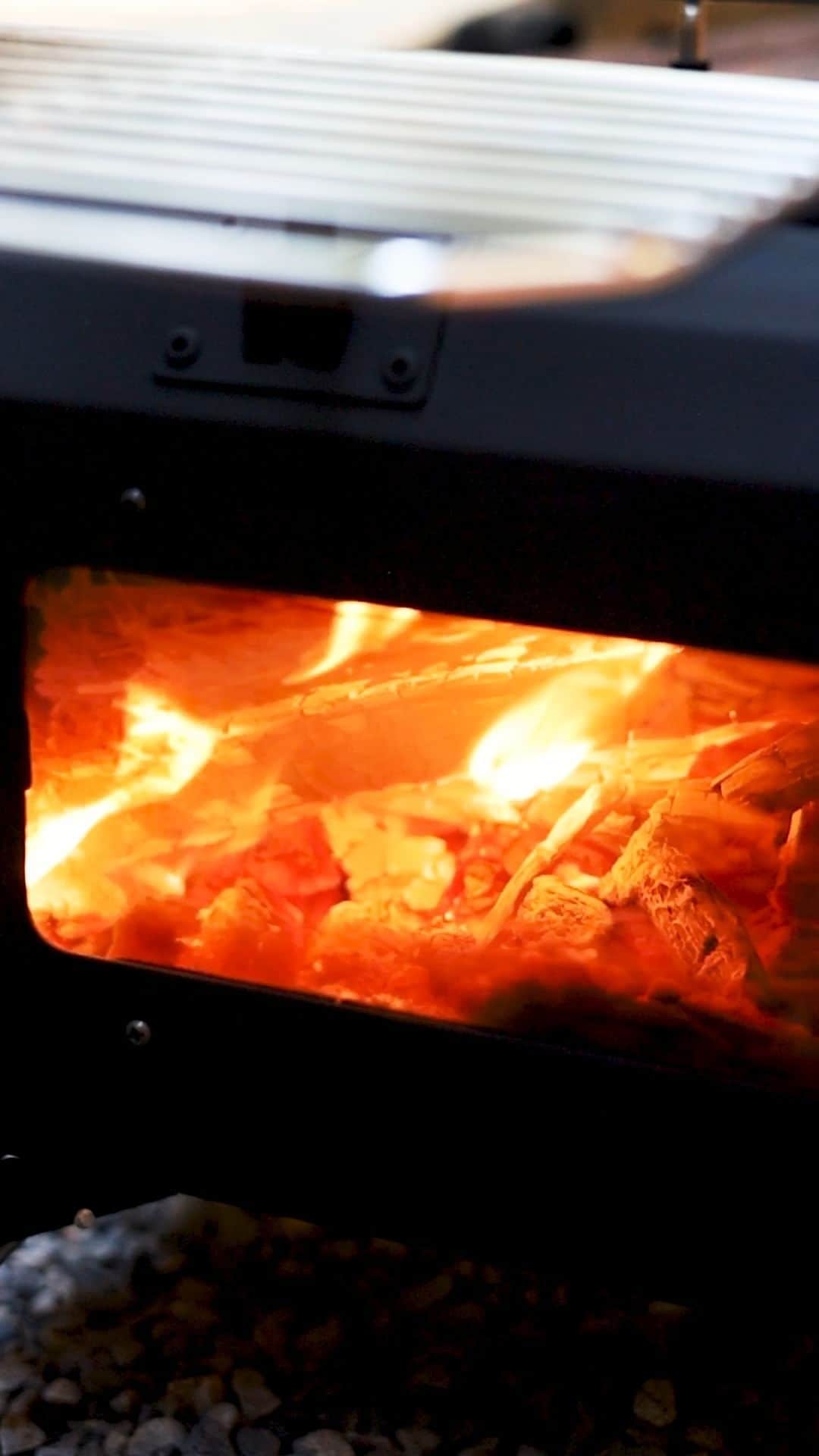 VASTLANDのインスタグラム：「VASTLANDの薪ストーブは薪が燃える音、炎のゆらぎを楽しめます😊  秋の肌寒さを感じながら、薪ストーブの輻射熱で暖まる。 そんなキャンプの過ごし方はいかがでしょうか？🔥🏕️  薪ストーブの発売キャンペーンは本日13日の23時59分までです🕛 この機会をお見逃しなく👀  #VASTLAND #ヴァストランド #薪スト #薪ストーブ #焚き火 #キャンプ」