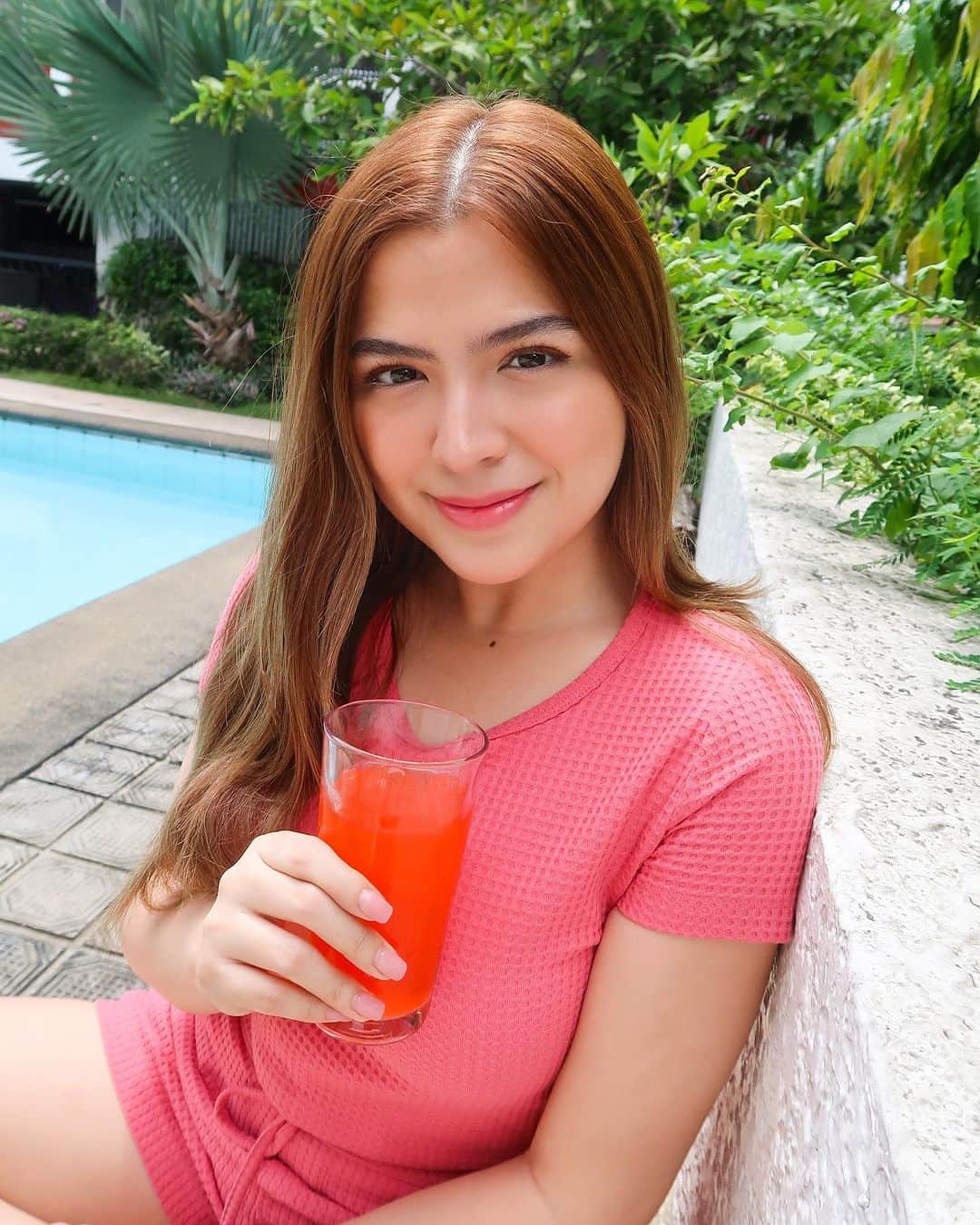 Alexa Ilacadのインスタグラム：「I'm a big fan of @luxeslimph’s 4 Seasons Beauty Juice because it's a delicious and easy way to get my daily dose of antioxidants, collagen, fiber and other nutrients that are essential for healthy skin, hair,nails, and body. 🥰💘🫗  If you're looking for a way to boost your beauty and health, try 4 Seasons Beauty Juice today! ☺️ Catch Luxe Slim's Payday Sale on October 14-15 and get 10% discount on all Luxe Slim Products. Available on luxebeautywellness.com, Shopee, Lazada, and TikTok shop. 👏🏻  #luxeslim #paydaysale #4seasonsbeautyjuice #antioxidant #lowcaloriedrink #beauty   💅🏻 @extraordinail」