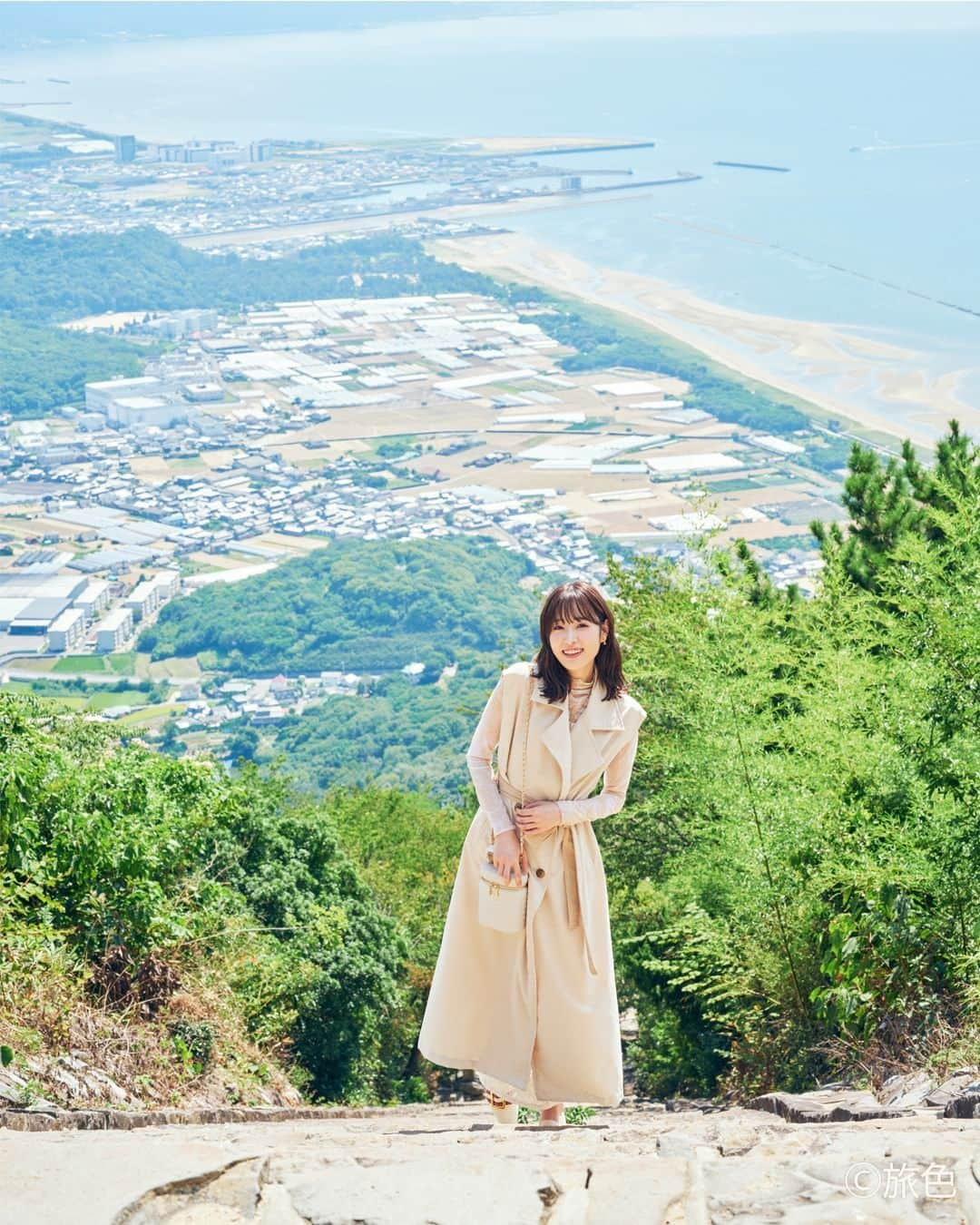 旅色さんのインスタグラム写真 - (旅色Instagram)「⚡SNS限定未公開ショット⚡香川県観音寺市特集📷✨  ＜ 🚩スペシャルナビゲーター：#髙橋ひかる さん＞  9月28日に公開された【旅色FO-CAL｜香川県観音寺市特集】の本誌には収まりきらなかった未公開ショットをSNSで大公開♩  📸2：絶景の「#高屋神社」で、パシャリ！✨  📸3：「#一の宮公園」の目の前にある「一の宮海岸」で元気いっぱいポーズ🎶  📸4：観音寺市内で一番人気がある観光スポット「#銭形砂絵 （寛永通宝）」！  📸5：SNSで話題のスポット「#雲辺寺山頂公園」にある雲のオブジェと一緒に☁♡  +‥‥‥‥‥‥‥+‥‥‥‥‥‥‥+  ＜＜📖記事一部抜粋＞＞  Q.  これまでに香川県や観音寺市を訪れたことはありましたか？  昨年、ミュージカルの仕事で高松市にうかがったのですが、観音寺市は初めてです。プライベートの時間がなかなかとれず、マネージャーさんと急いで讃岐うどんを食べて海を見たくらいなので、今回また香川県に訪れられて、いい機会をいただきました♩  +‥‥‥‥‥‥‥+‥‥‥‥‥‥‥+・・・つづきは電子雑誌で♩  電子雑誌は旅色Instagramトップのリンクからご覧ください📖 ▶︎▷▶︎ @tabiiro  https://tabiiro.jp/book/fo-cal/kanonji/  #旅色 #旅色FOCAL #髙橋ひかる #国内旅行 #国内旅行好き #女子旅 #ひとり旅行 #1泊2日 #旅行好き #旅行プラン #香川県 #香川旅行 #香川観光 #観音寺市 #観音寺グルメ #一の宮海岸 #寛永通宝 #人気スポット #tabiiro #japan #japantrips #japanguide」10月13日 18時00分 - tabiiro