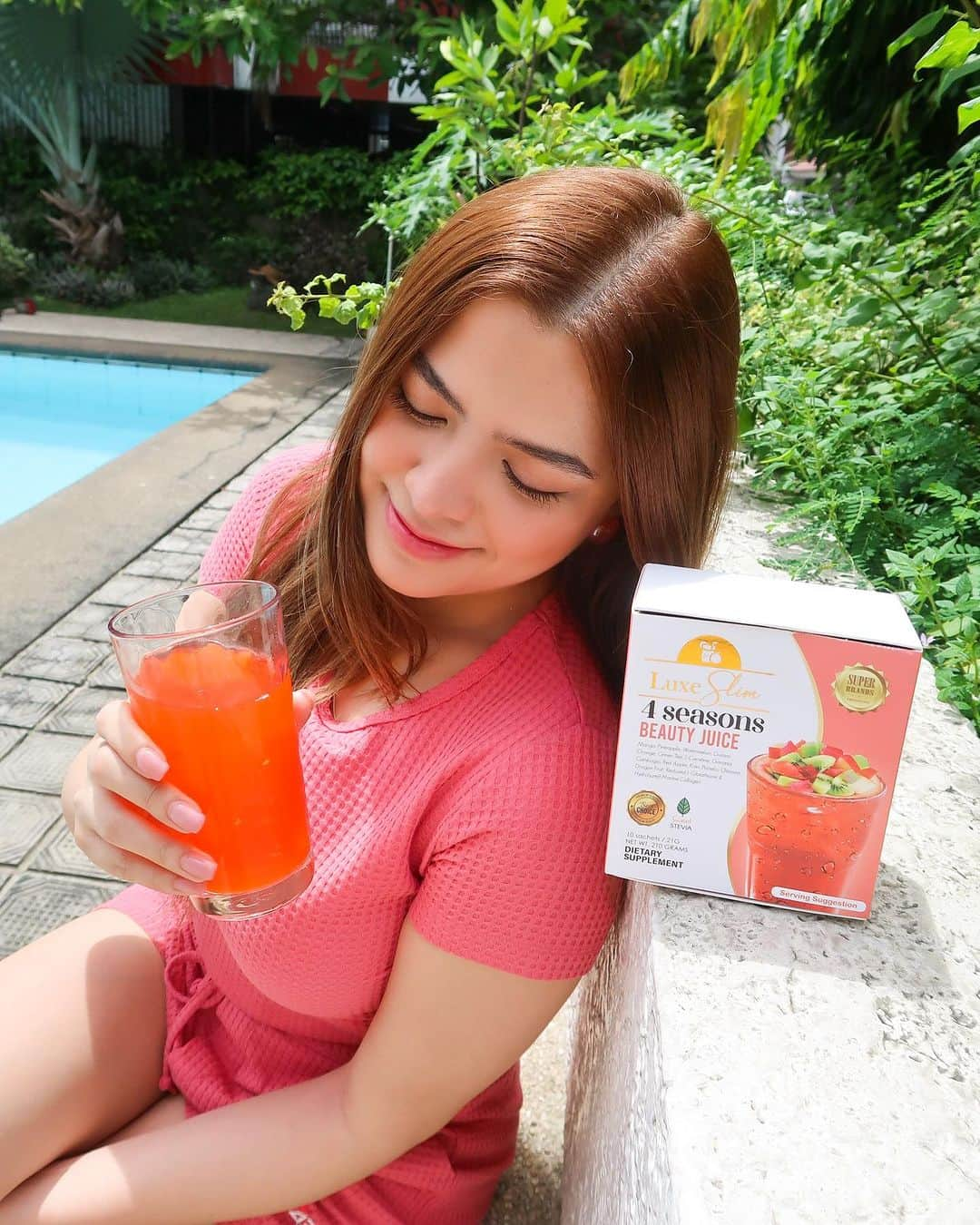 Alexa Ilacadさんのインスタグラム写真 - (Alexa IlacadInstagram)「I'm a big fan of @luxeslimph’s 4 Seasons Beauty Juice because it's a delicious and easy way to get my daily dose of antioxidants, collagen, fiber and other nutrients that are essential for healthy skin, hair,nails, and body. 🥰💘🫗  If you're looking for a way to boost your beauty and health, try 4 Seasons Beauty Juice today! ☺️ Catch Luxe Slim's Payday Sale on October 14-15 and get 10% discount on all Luxe Slim Products. Available on luxebeautywellness.com, Shopee, Lazada, and TikTok shop. 👏🏻  #luxeslim #paydaysale #4seasonsbeautyjuice #antioxidant #lowcaloriedrink #beauty   💅🏻 @extraordinail」10月13日 18時00分 - alexailacad