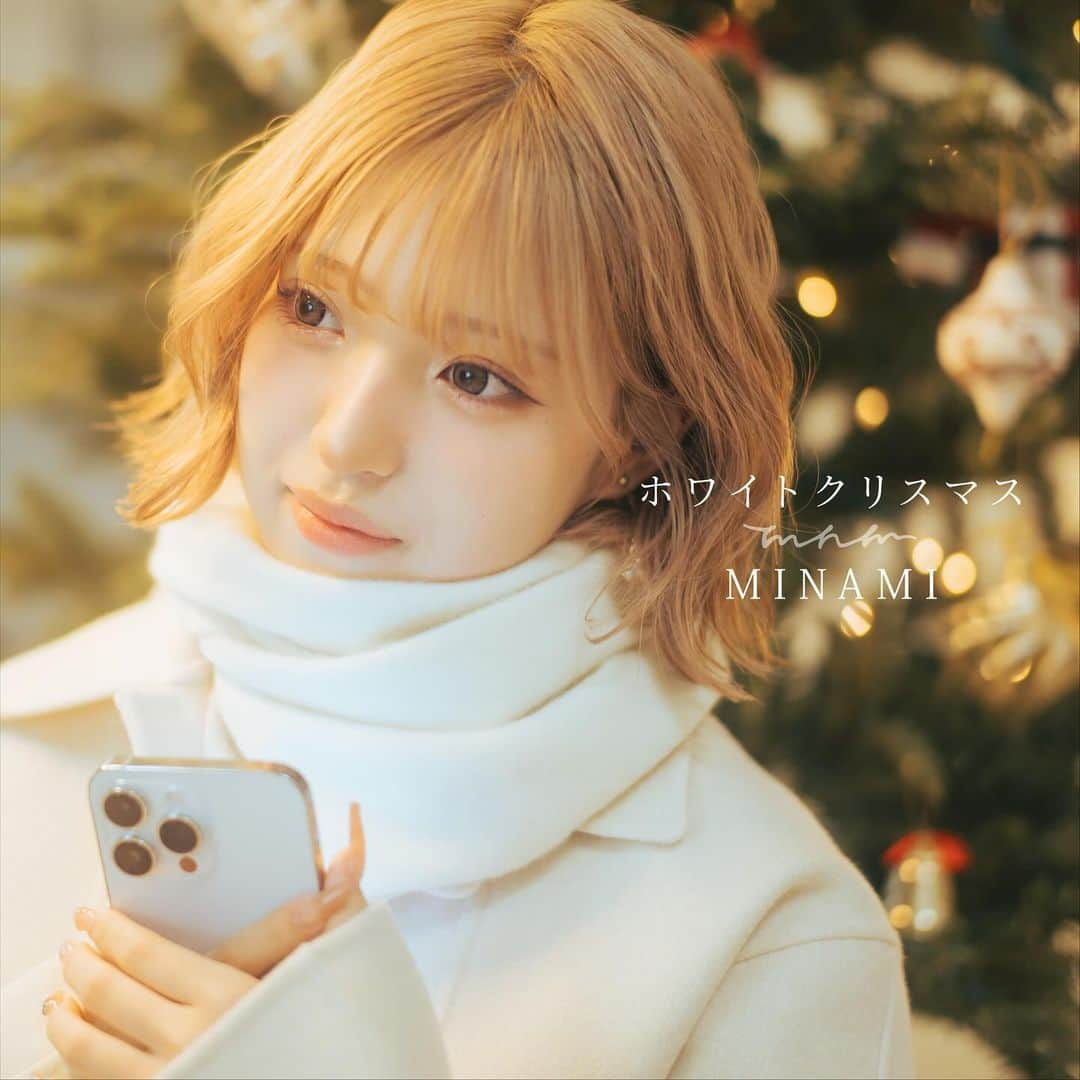 MINAMIのインスタグラム：「. 3rd Single『ホワイトクリスマス』が10/27の0時から各音楽アプリで配信開始.*･ﾟ 今回はわたしが歌詞を全て考えたクリスマスの曲です!!!!!🎄 MVも昨日撮影してきて私も完成が楽しみ🥺 10/28の燕三条フェスでも初披露させていただく予定 𖠶𖠶ꜝꜝこれから一部の音楽アプリで配信の事前予約ができます！ 今出ていない他の音楽アプリもこれまで通り、当日には聴ける予定です！ 是非チェックしてね🖤  事前予約はこちらから⬇️ https://minami-land.lnk.to/WhiteChristmas」