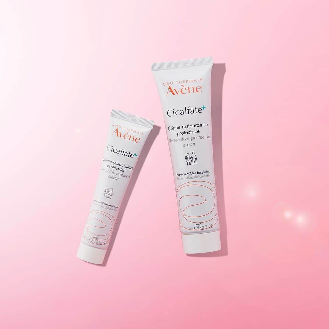 Eau Thermale Avène Japan アベンヌのインスタグラム：「. 塗るだけで守ってリペア* 健やかな肌づくりをサポートする保護クリーム  季節の変わり目で敏感なお肌におすすめ！ 『アベンヌ　シカルファットプラス リペアクリーム』 【ツルハグループ限定発売商品】  あれがちな肌にもなめらかにのび 肌の上で保護膜を形成。 外部刺激や肌あれから守って 健やかな肌づくりをサポートします✨  ✅アベンヌ独自のシカ成分**配合 ✅コクのあるテクスチャー ✅顔にも身体にも ✅赤ちゃん***から大人の方までお使いいただけます  *お手入れのこと **健やかな肌づくりをサポートする成分のこと。セープラスリストア™：アクアフィルスドロミエ培養液、アルギニン、トロメタミン （整肌成分） ***生後1ヶ月～  #アベンヌ #Avene #アベンヌシカルファットプラスリペアクリーム #シカルファットプラスリペアクリーム #シカクリーム #敏感肌 #スキンケア #美容好きさんと繋がりたい #コスメ #温泉水 #保護クリーム #肌あれ予防」