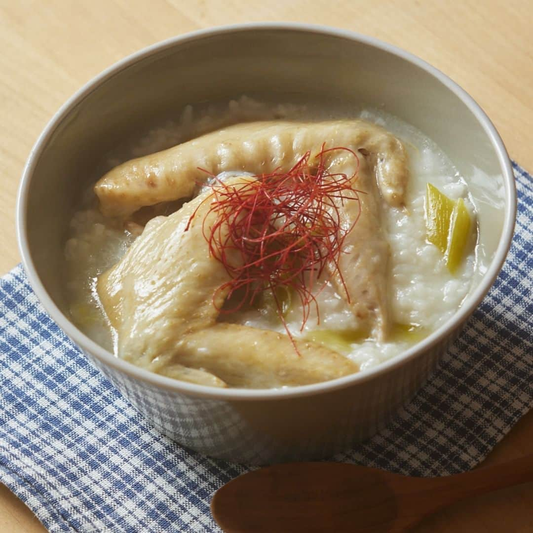 haru(ハル)のインスタグラム：「体ポカポカ！炊飯器で参鶏湯🐓  今回は炊飯器で作れる 参鶏湯風スープのレシピをご紹介します💁‍♀️  【材料】 ・鶏手羽先 or 手羽元　食べたい量 ・米　　　　大さじ2 ・長ねぎ　　1本 ・にんにく　1かけ ・生姜のせん切り　1かけ分 ・酒　大さじ2 ・ごま油　　小1 ・塩　小1/2 ・水　適量  ➀お米は洗って水気をきる。 ねぎは斜め薄切りにし、にんにくは半分に切る。  ②炊飯器に材料を全て入れ、水を３合の目盛りまで注ぎ、 炊飯のスイッチを入れる。  あとは出来上がるのを待つだけです✨ 鶏の出汁がしっかりと出るから 少ない調味料なのに味がばっちり決まるんです！  右下のボタンで保存してぜひ作ってみてくださいね♪  #haruレシピ  #haruのある生活 #ココロハレル #参鶏湯 #参鶏湯レシピ #スープレシピ #スープ #簡単レシピ #炊飯器レシピ #手料理 #時短レシピ #ヘルシーレシピ #手羽元レシピ #韓国料理レシピ #おうちごはん #鶏肉レシピ #胃に優しい #暮らし #日々の暮らし #暮らしの知恵 #ていねいな暮らし #マイホーム #心地よい暮らし #暮らしを整える #暮らしを楽しく #kurokamiスカルプ #haruシャンプー」