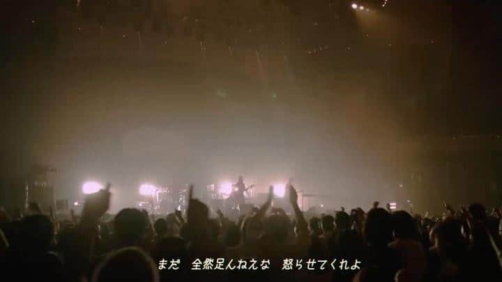 亀本寛貴のインスタグラム：「11月15日発売の7thアルバム『The Goldmine』から「怒りをくれよ(jon-YAKITORY Remix)」リリースしました！🙌🎉  我々もフルアルバム7枚目になりリリースした楽曲もかなり増えてきたということでリミックス音源とかもリリースしてみたいねという話になりまして、以前から個人的に作品、音楽性共に注目していた @jonyakitory 君が真っ先に頭に浮かび今回お声がけさせて頂きました^_^ 原曲にはないより開けた新しいイメージがこの曲に付いてめちゃくちゃ嬉しく思っています。 ビデオの方も過去のライブ映像を使って作っていて、武道館や野音、スタジオコースト、コロナ禍のスタジオライブ、最新アルバムのツアーなどこの曲と我々の活動の思い出が沢山詰まった内容になっています。 ヤキトリ君初め関わってくれた皆さんのおかげでまだこれからずっと活動を続けてまだまだ沢山良い景色を見に行こうと思えるエネルギーを貰える作品に仕上がってとても感慨深いです。  是非YouTubeに上がっているビデオチェックしてみて下さい✊ そしてこの曲も含めた最新アルバム、渾身の出来なのでお楽しみに！！！」
