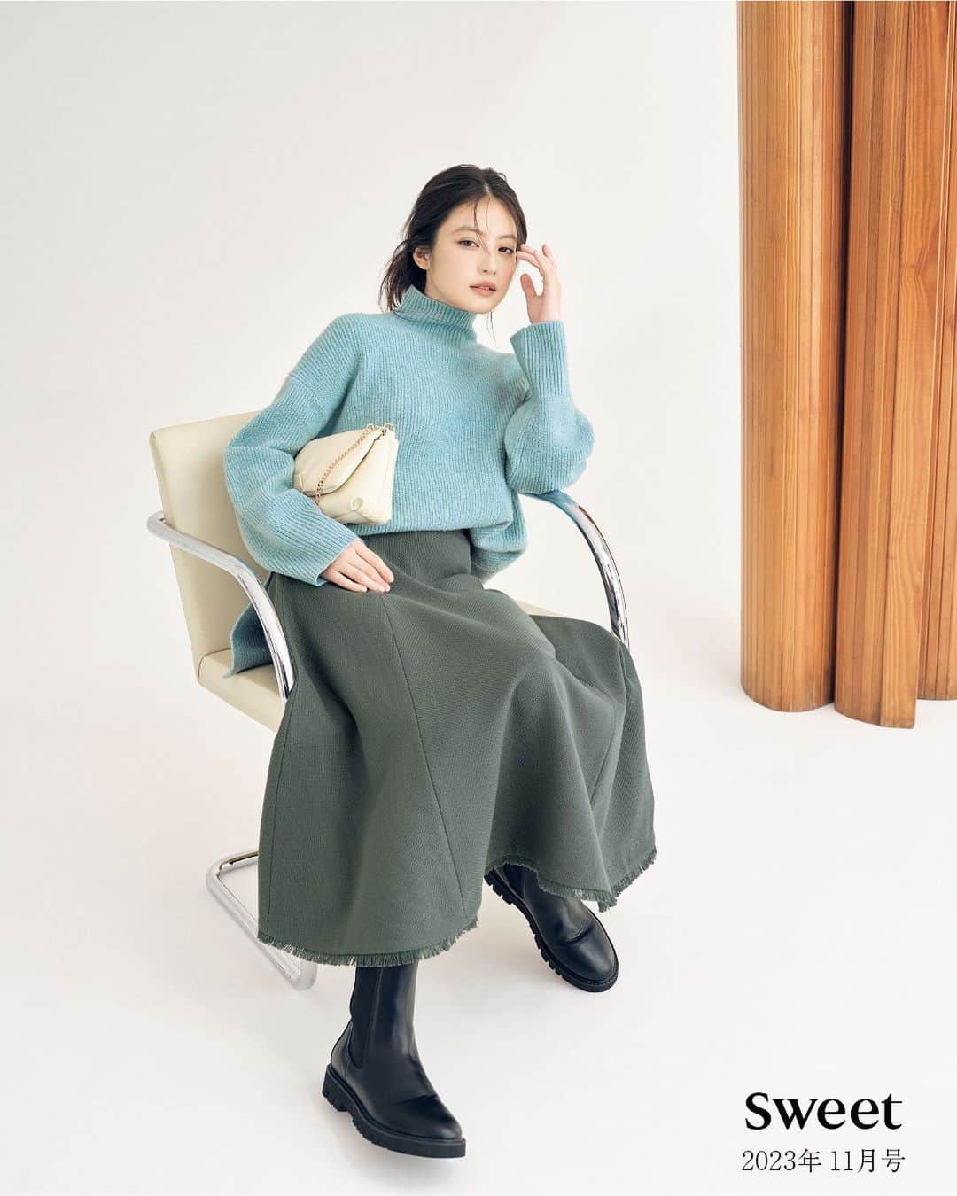 NATURAL BEAUTY BASICのインスタグラム：「sweet11月号掲載  NATURAL BEAUTY BASIC 2023 AUTUMN AND WINTER COLLECTION  今田美桜さんが着こなす 心ときめくワードローブ  ベーシックからトレンドまで、 スウィートガールの今欲しいモノが 必ず見つかる御用達ブランド 「ナチュラルビューティーベーシック」。 シンプルでありつつも、ひとさじのフェミニニティと 都会的なムードを兼ね備えたアイテムは 今季もクローゼットのスタメンに。 今田美桜さんの凛と美しい着こなしをぜひお手本に！   No.2 HIGH NECK KNIT × TWEED FLARED SKIRT  ■ハイネックボクシーラメニット ¥7,920 tax in size:FR color:グレー/オフ/ミントブルー #0173270023  ■ツイードバスケットフレアスカート ¥11,990 tax in size:S/M color:ダークブラウン/アカ/グレイッシュグリーン #0173220051  --  詳しくはプロフィールのURLから 特集ページをぜひチェックしてみてください✨   #今田美桜 さん #sweet #雑誌sweet #sweet11月号 #アウター #コート #ニット #ラメニット #ツイード #ツイードスカート #ハイネックニット #秋コーデ #お出かけコーデ #オフィスコーデ #オフィスカジュアル #通勤コーデ #大人可愛い #カラーコーデ  #着回しコーデ #きれいめカジュアル  #ベーシックコーデ #ベーシック #ナチュラルコーデ #トレンドスタイル #シンプルコーデ #ナチュラルビューティーベーシック #naturalbeautybasic」